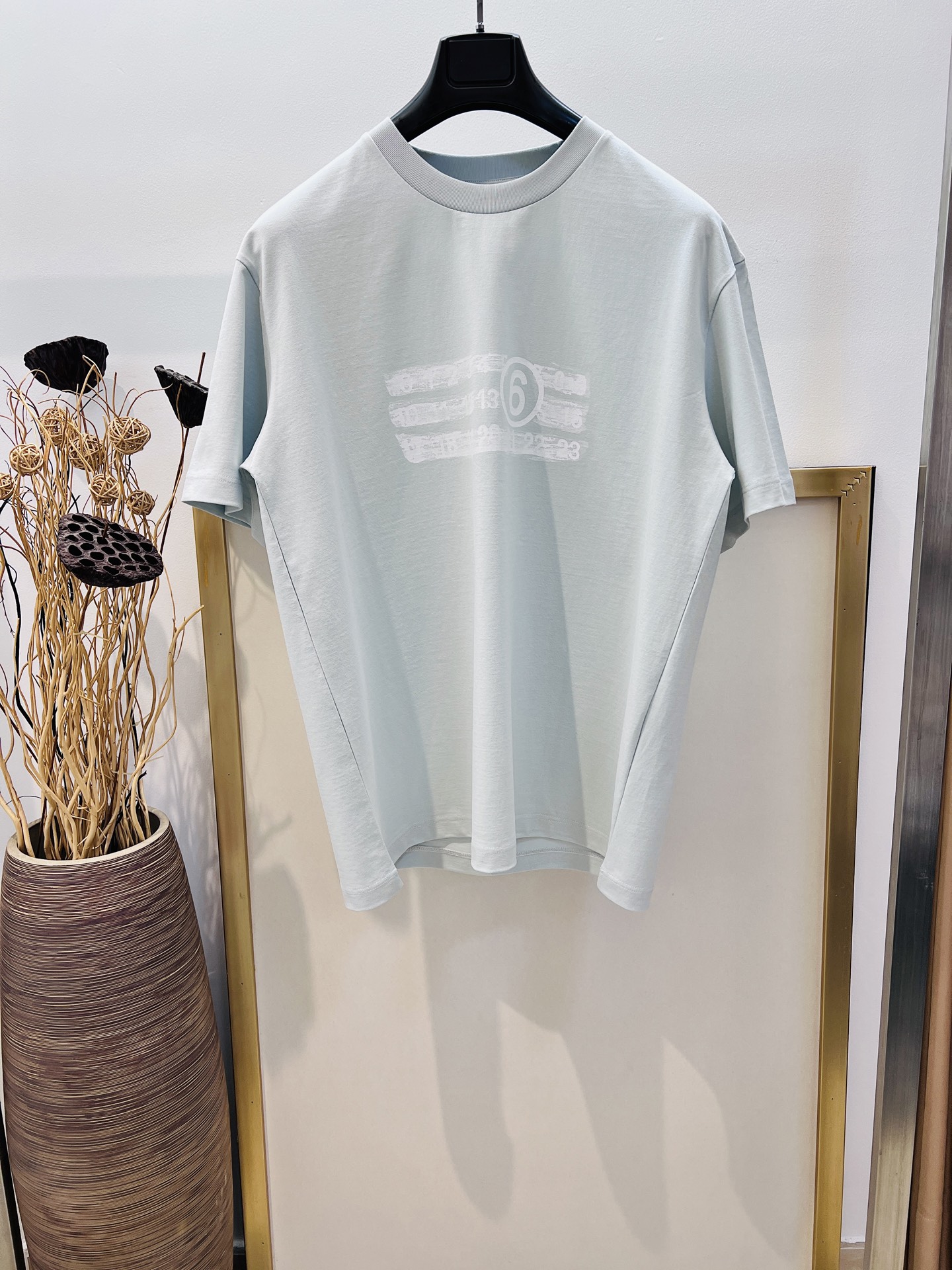 NO:722412,New Year benefits are non-returnable and non-exchangeable. No free shipping. Sizes/m/l/xl. Black/mint green. Same style for men and women. Mai*on Marg*ela/马*拉. Distressed Logo T-shirt. Heavy cotton, casual and versatile. The upper body is very comfortable. Especially suitable for people like me who like to wear comfortably.  Washing method: dry clean or quick machine wash in cold water on reverse side and let dry naturally!  Avoid soaking in warm water, special price, no return, no exchange, no free shipping, masion margiela, tees, t-shirt,19860909新春福利不退不换 不包邮 Sizes/m/l/xl 黑/薄荷绿两色 男女同款 Mai*on Marg*ela/马*拉 做旧LogoT恤 重磅纯棉休闲百搭的一款 上身很舒适 特别适合我这种喜欢舒适穿着 #百搭款 #马*拉＃若隐若现仿佛置身大秀后场~论数字艺术MM6绝对玩到顶尖 简约数字艺术始终走在欧洲潮流顶端 洗涤方式干洗或反面冷水快速机洗自然晾干！忌温热水浸泡,特价 不退不换不包邮,masion margiela,tees，t-shirt,,Women's clothing