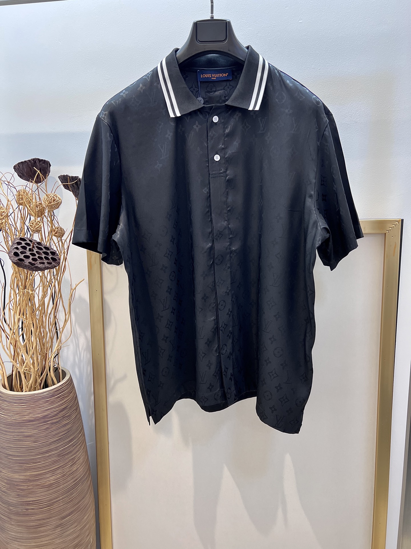 NO:863304,Clearance special price. No return or exchange. No free shipping. Size 46/48/50/52 Same style for men and women. 1V Road*Home MONOGRAM Black Warrior ripple jacquard short-sleeved Polo collar shirt. This short-sleeved shirt relies on exquisite jacquard craftsmanship to depict the ripple effect. Monogram  Pattern. The striped knitted collar and side straps reveal a dynamic college atmosphere. The concealed buttoned front and exposed buttons at the top create a trompe l'oeil effect just like a polo shirt. It can be paired with shorts of the same style to show a modern style in day and night occasions. It is recommended to dry clean or machine wash on the reverse side in cold water and press at medium heat. Special price. No returns, no exchanges, no free shipping, shorts, shirts, T-shirts,19860909清仓特价.不退不换 不包邮 Size 46/48/50/52男女同款 1V路*家 MONOGRAM 黑武士波纹提花短袖Polo领衬衫 本款短袖衬衫依托精湛提花工艺描绘波纹效果 Monogram 图案.条纹针织衣领和侧面饰带流露动感学院气息,暗扣前襟与顶部明纽扣营造恰似马球衫的错视效果.可搭配同款短裤,于昼夜场合彰显摩登格调. 洗涤方式建议干洗或反面冷水单独快速机洗中温熨烫,特价 不退不换不包邮,shorts,shirts,T-shirt,,Women's clothing