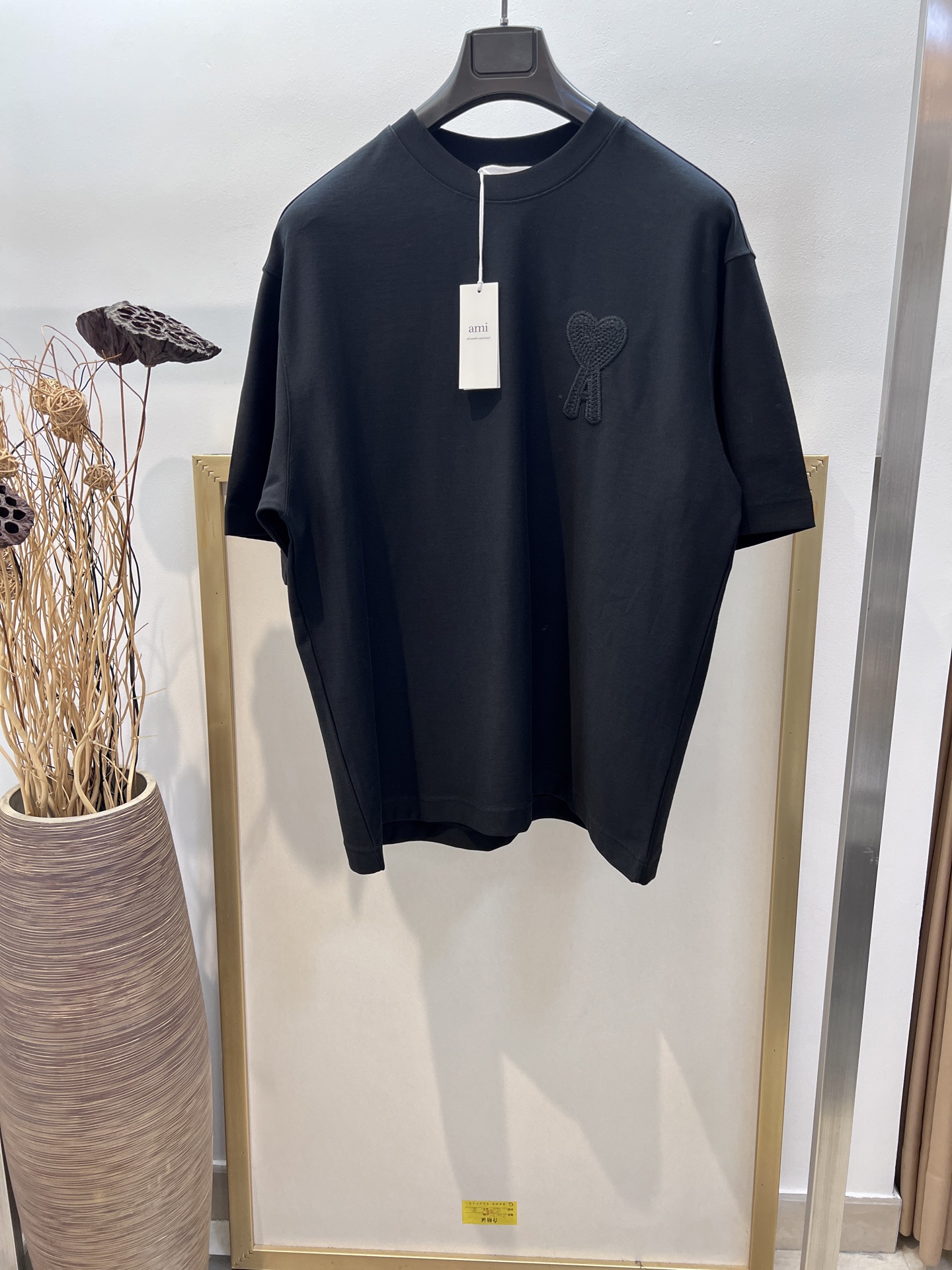 🌈Size：s/m/l/xl 黑色/卡其色 两色入 OS宽松版 197353825081 AMI2025FW 爱心系列早春限量版 黑武士真的不要太好看 毛线logo爱心刺绣/后背同色AMI刺绣重磅纯棉半袖T恤 洗涤方式：反面包裹洗衣袋冷…