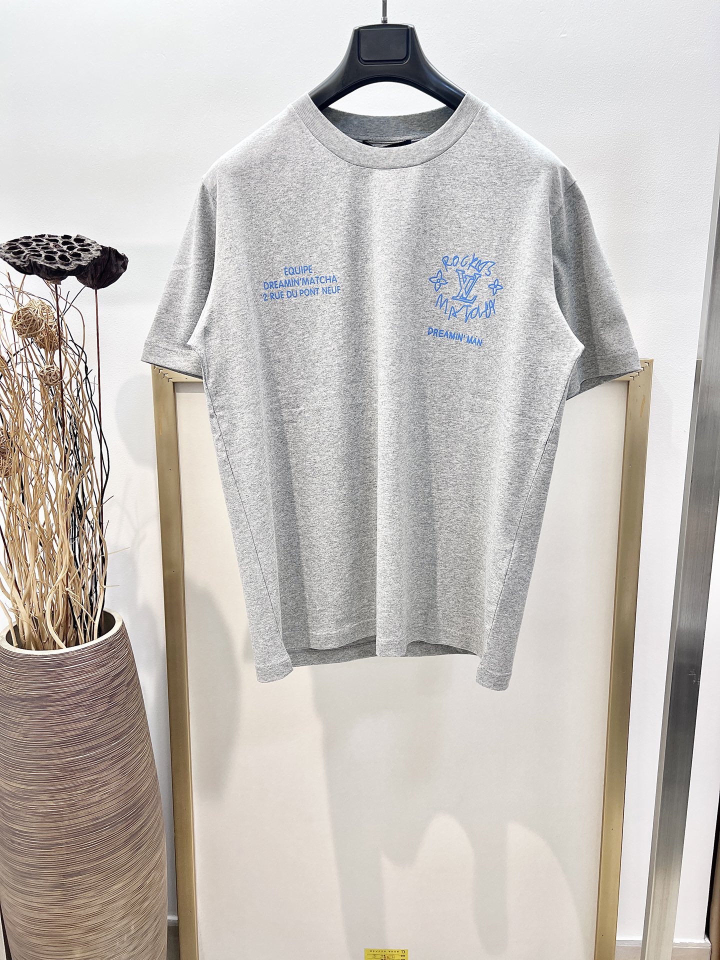 NO:722447,New Year benefits are non-refundable and non-exchangeable. No free shipping. Size 46/48/50/52 Gray. Same style for men and women. 1V Louis uniformDreamin’Man coffee co-branded three-dimensional frosted print adds a high-end texture. As a hidden style, it metaphors Fei Dong’s inner preference and ideals. It is recommended to dry clean or machine wash on the reverse side in cold water. Quick and medium temperature ironing. Special price. No return or exchange. No free shipping. Louis vuitton,19860909新春福利不退不换 不包邮 Size 46/48/50/52 灰色 男女同款 1V路易家 uniformDreamin’Man咖啡联名立体磨砂印花平添高级质地.作为隐藏款,隐喻着菲董内心的偏爱和理想 洗涤方式建议干洗或反面冷水单独快速机洗中温熨烫,特价 不退不换不包邮,louis vuitton,,Women's clothing