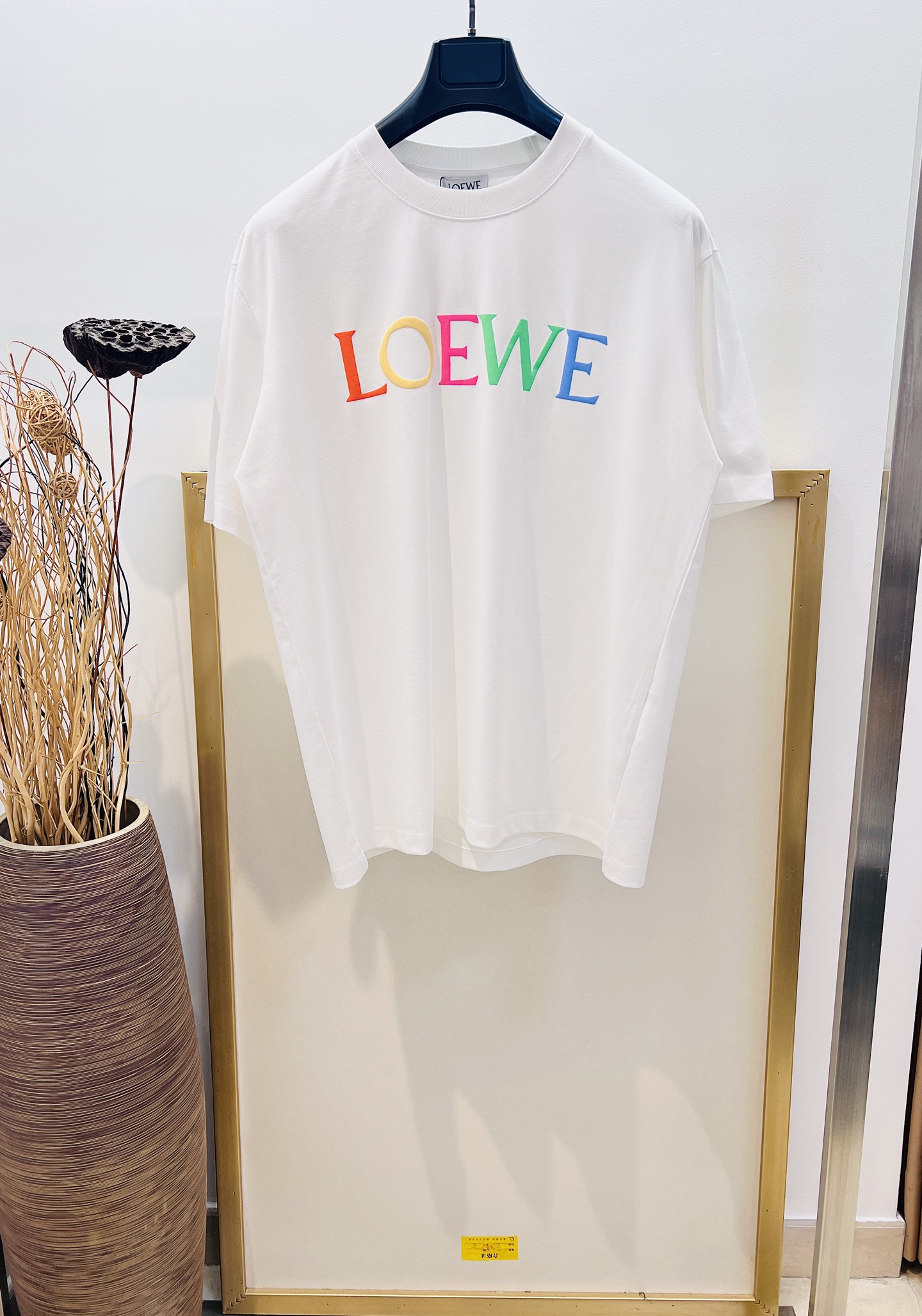 NO:863157,Clearance sale. No returns or exchanges. No free shipping. Sizes/m/l/xl. Gray/white OS loose fit. Same style for men and women. LO*WE/LO*WE. Candy three-dimensional printed cotton half-sleeved T-shirt, classic embroidered logo letters on the back. Lightweight cotton jersey T-shirt. Loose fit. I can wear this T-shirt forever.  It is recommended to wrap the laundry bag inside out and quickly machine wash in cold water or dry clean!  Avoid soaking in warm water/rubbing with hands, special price, no return, no exchange, no free shipping, versace, tees, t-shirt,19860909清仓特价.不退不换 不包邮 Sizes/m/l/xl 灰色/白色两色 OS宽松版型 男女同款 LO*WE/罗*威 糖果立体印花棉质半袖T 恤,后背经典刺绣logo字母 轻盈棉质平纹针织 T 恤 宽松版型,这件T恤我可以穿到天荒地老/经典款T恤永不过时,oversize宽松版型好酷,搭配leggings穿也妥妥哒…… 洗涤方式建议反面包裹洗衣袋冷水快速机洗或干洗！忌温热水浸泡/手搓,特价 不退不换不包邮,versace,tees，t-shirt,,Women's clothing