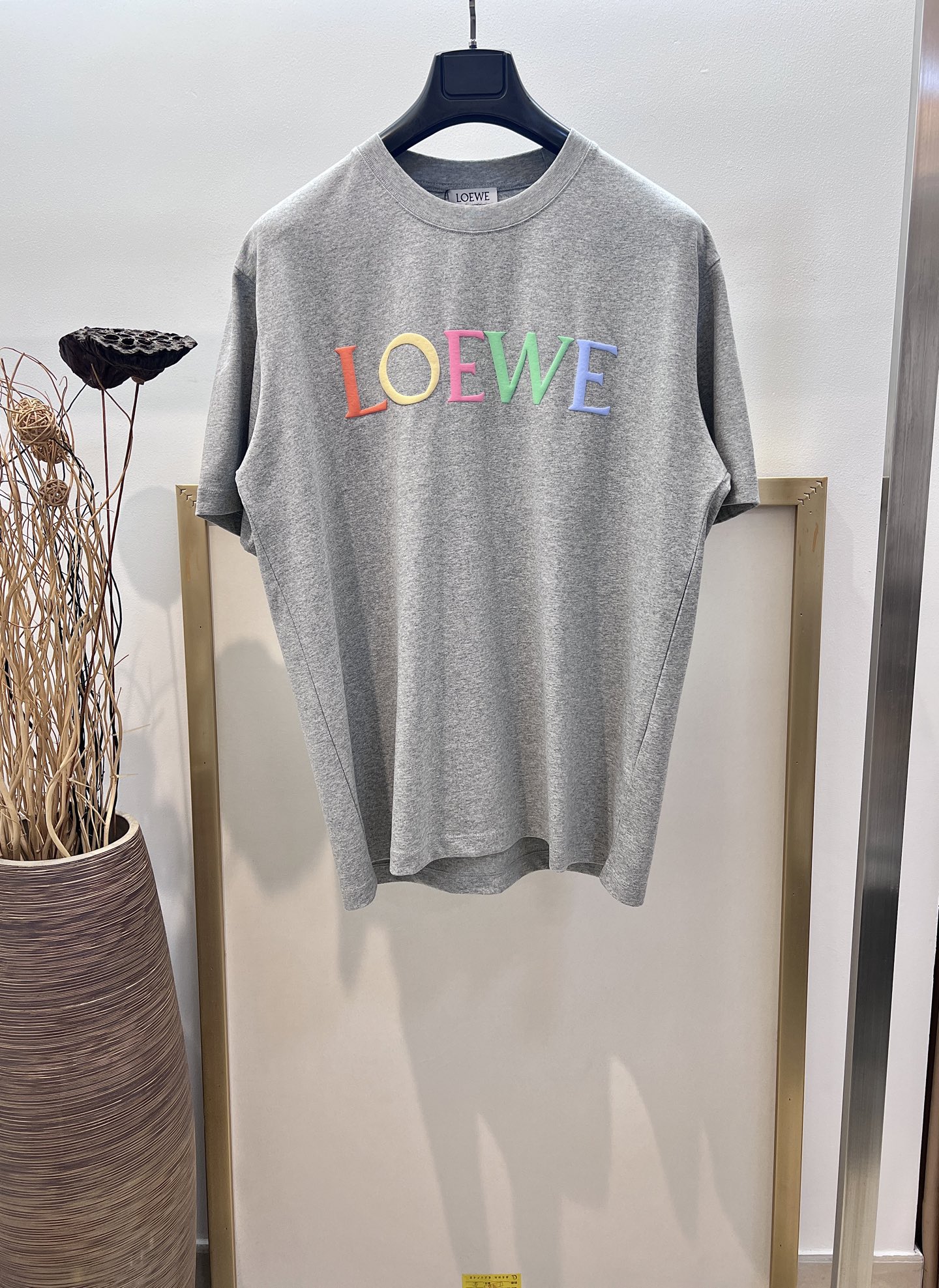NO:863246,Clearance sale. No returns or exchanges. No free shipping. Sizes/m/l/xl. Gray/white OS loose fit. Same style for men and women. LO*WE/LO*WE. Candy three-dimensional printed cotton half-sleeved T-shirt, classic embroidered logo letters on the back. Lightweight cotton jersey T-shirt. Loose fit. I can wear this T-shirt forever.  It is recommended to wrap the laundry bag inside out and quickly machine wash in cold water or dry clean!  Avoid soaking in warm water/rubbing with hands, special price, no return, no exchange, no free shipping, versace, tees, t-shirt,19860909清仓特价.不退不换 不包邮 Sizes/m/l/xl 灰色/白色两色 OS宽松版型 男女同款 LO*WE/罗*威 糖果立体印花棉质半袖T 恤,后背经典刺绣logo字母 轻盈棉质平纹针织 T 恤 宽松版型,这件T恤我可以穿到天荒地老/经典款T恤永不过时,oversize宽松版型好酷,搭配leggings穿也妥妥哒…… 洗涤方式建议反面包裹洗衣袋冷水快速机洗或干洗！忌温热水浸泡/手搓,特价 不退不换不包邮,versace,tees，t-shirt,,Women's clothing