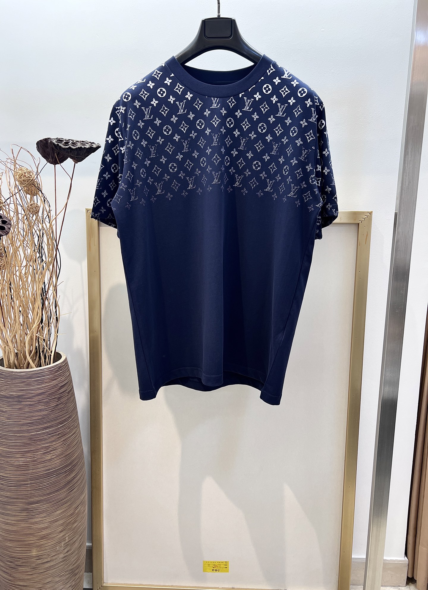 NO:722466,New Year benefits are non-returnable and non-exchangeable. No free shipping. Size 50/52 Blue/White/Khaki 3 colors. Same style for men and women. 1V Road* Home 2025FW Monogram gradient printed cotton short-sleeved T-shirt. This T-shirt is made of lightweight cotton knitting, showing the gradient Monogram pattern dissipating from the shoulders downwards, injecting brand ingenuity into the casual look. It is recommended to dry clean or machine wash on the reverse side in cold water and medium heat ironing. Special offer  No return, no exchange, no free shipping, T-shirt, tees, t-shirt,19860909新春福利不退不换 不包邮 Size 50/52 蓝/白/卡其3色 男女同款 1V路*家2025FW Monogram 渐变印花棉质短袖T恤 本款 T 恤取材轻盈棉质针织,展现渐变 Monogram 图案从肩部向下消散之景,为休闲造型注入品牌巧思. 洗涤方式建议干洗或反面冷水单独快速机洗中温熨烫,特价 不退不换不包邮,T-shirt,tees，t-shirt,,Women's clothing