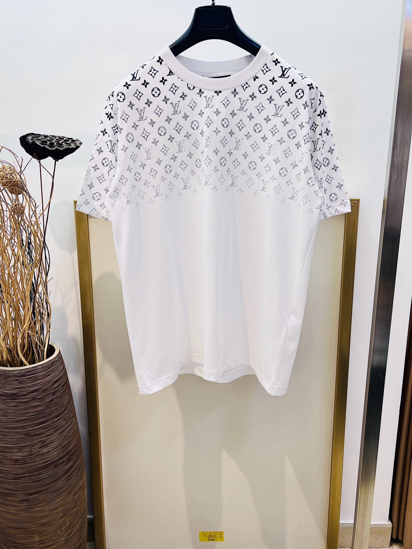 NO:722461,New Year benefits are non-refundable and non-free shipping. Size 50 blue/white/khaki tricolor. Same style for men and women. 1V Road* Home 2025FW Monogram gradient printed cotton short-sleeved T-shirt. This T-shirt is made of lightweight cotton knit, showing the gradient Monogram pattern dissipating from the shoulders downwards, injecting brand ingenuity into the casual look. It is recommended to dry clean or machine wash on the reverse side in cold water and medium temperature ironing. Special offer  No return, no exchange, no free shipping, T-shirt, tees, t-shirt,19860909新春福利不退不换 不包邮 Size 50 蓝/白/卡其三色 男女同款 1V路*家2025FW Monogram 渐变印花棉质短袖T恤 本款 T 恤取材轻盈棉质针织,展现渐变 Monogram 图案从肩部向下消散之景,为休闲造型注入品牌巧思. 洗涤方式建议干洗或反面冷水单独快速机洗中温熨烫,特价 不退不换不包邮,T-shirt,tees，t-shirt,,Women's clothing