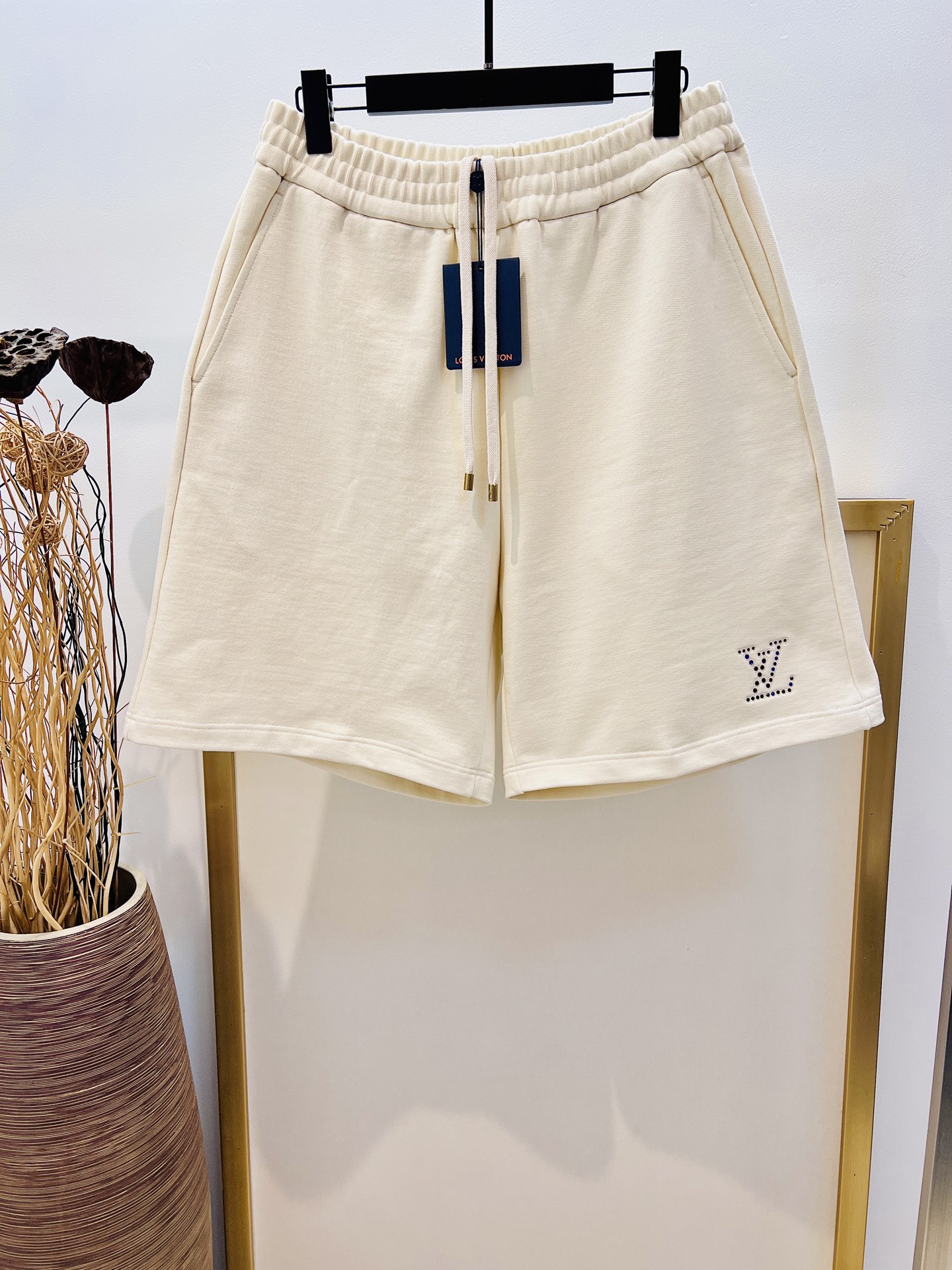 NO:863237,Clearance sale. No returns or exchanges. No free shipping. Size: 52 Black/khaki. Same style for men and women. 1V Road* Home. These shorts are made of fine cotton blended knitting to create a loose silhouette. The colorful rhinestone logo on the left side of the brand logo reflects the iridescence, and the soft rib waist conveys an elegant style. It can be easily integrated into a casual look, and can also be used with the same T-shirt to create a perfect summer travel choice.  The recommended washing method is dry cleaning or wrapping it in a laundry bag, machine washing in cold water quickly and letting it dry naturally!  ,Special offer, no return, no exchange, no free shipping, shorts,19860909清仓特价.不退不换 不包邮 Size:52 黑/卡其两色 男女同款 1V路*家 本款短裤采用细腻棉质混纺针织塑造宽松廓形,令左侧品牌标识幻彩莱茵石标识映现莹泽虹彩,再以柔软罗纹腰部传递优雅格调.可轻松融入休闲造型,亦可与同款 T 恤共同成就夏日出行佳选. 洗涤方式建议干洗或包裹洗衣袋反面单独冷水快速机洗自然晾干！,特价 不退不换不包邮,shorts,,Women's clothing