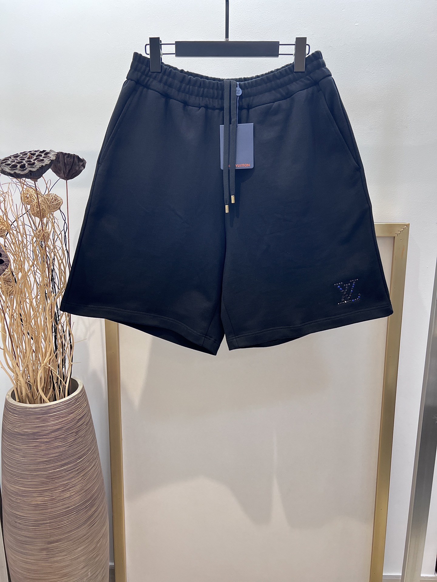 NO:863219,Clearance special. No returns, no exchanges, no free shipping. Size 52, black/khaki, same style for men and women. 1V Road* Home These shorts are made of fine cotton blended knitting to create a loose silhouette, which makes the colorful rhinestone logo of the brand logo on the left reflect the iridescence, and the soft rib waist conveys an elegant style. It can be easily integrated into a casual look, or it can be combined with the same T-shirt to make it a good choice for summer travel.  The recommended washing method is dry cleaning or wrapping it in a laundry bag, machine washing in cold water quickly and letting it dry naturally!  ,Special offer, no return, no exchange, no free shipping, shorts,19860909清仓特价件.不退不换 不包邮 Size 52 黑/卡其两色 男女同款 1V路*家 本款短裤采用细腻棉质混纺针织塑造宽松廓形,令左侧品牌标识幻彩莱茵石标识映现莹泽虹彩,再以柔软罗纹腰部传递优雅格调.可轻松融入休闲造型,亦可与同款 T 恤共同成就夏日出行佳选. 洗涤方式建议干洗或包裹洗衣袋反面单独冷水快速机洗自然晾干！,特价 不退不换不包邮,shorts,,Women's clothing