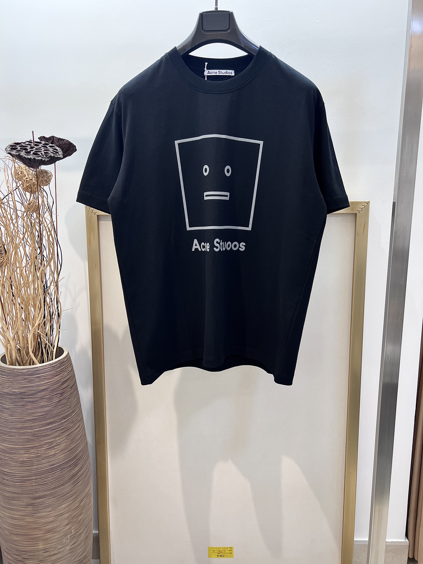 NO:722398,New Year benefits are non-returnable and non-exchangeable. No free shipping. Sizes/m/l/xl. Black/white. Same style for men and women. AC*E Cartoon smiling face three-dimensional printed half-sleeved T-shirt. Heavy cotton, casual and versatile. The upper body is very comfortable. Especially suitable for people like me who like to wear comfortably. In terms of art, I am absolutely at the top. Simple art has always been at the top of the European trend. Washing method: Dry clean or fast machine wash in cold water on the reverse side and dry naturally!  Avoid soaking in warm water, special price, no return, no exchange, no free shipping, tees, t-shirts,19860909新春福利不退不换 不包邮 Sizes/m/l/xl 黑/白两色 男女同款 AC*E 卡通笑脸立体印花半袖T恤 重磅纯棉休闲百搭的一款 上身很舒适 特别适合我这种喜欢舒适穿着 论艺术绝对玩到顶尖 简约艺术始终走在欧洲潮流顶端 洗涤方式干洗或反面冷水快速机洗自然晾干！忌温热水浸泡,特价 不退不换不包邮,tees，t-shirt,,Women's clothing