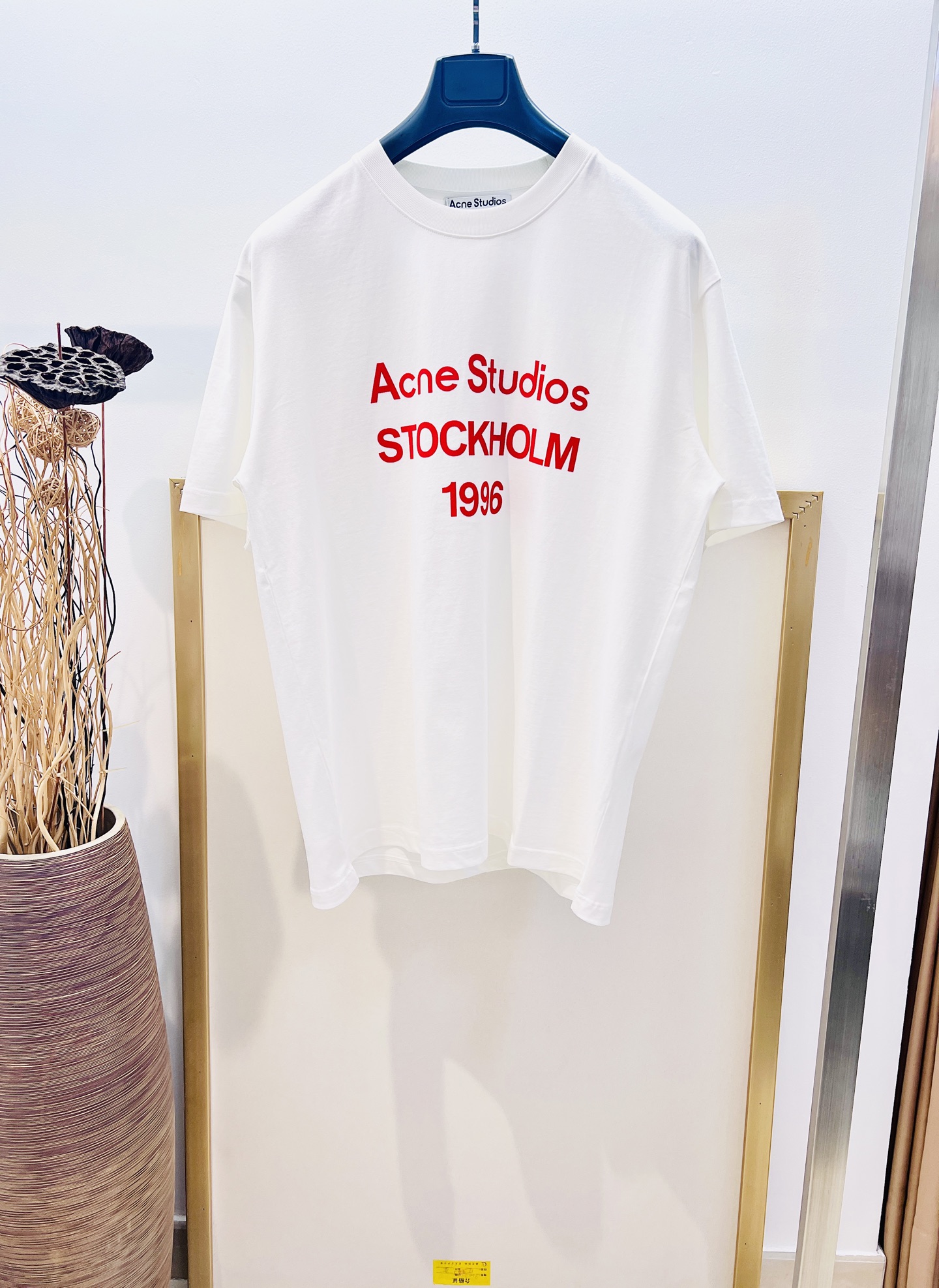 NO:855735,Sizes/m/l/xl blue/white, same style for men and women. ACNE 2025FW1996 series three-dimensional flocking printed half-sleeved T-shirt. Heavy cotton, casual and versatile. The upper body is very comfortable, especially suitable for people like me who like to wear comfortably. I am absolutely top-notch in terms of art. Simple art has always been at the top of the European trend. Washing method: Dry clean or fast machine wash in cold water on the reverse side and dry naturally!  Avoid soaking in warm water, men's clothing, Acne studios, tees, T-shirts,19860909Sizes/m/l/xl 蓝/白两色 男女同款 ACNE 2025FW1996系列立体植绒印花半袖T恤 重磅纯棉休闲百搭的一款 上身很舒适 特别适合我这种喜欢舒适穿着 论艺术绝对玩到顶尖 简约艺术始终走在欧洲潮流顶端 洗涤方式干洗或反面冷水快速机洗自然晾干！忌温热水浸泡,男装,acne studios,tees，t-shirt,,Women's clothing