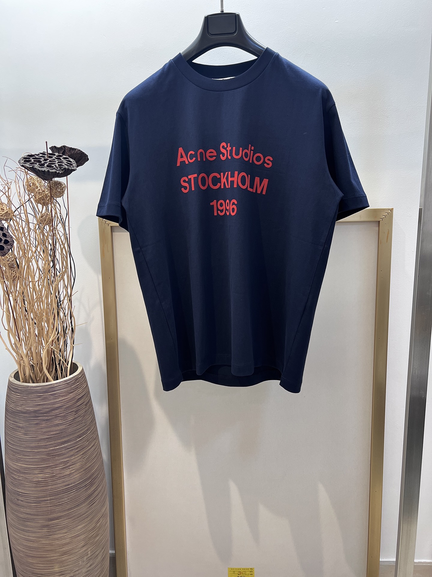 NO:777376,Sizes/m/l/xl blue/white, same style for men and women. ACNE 2025FW1996 series three-dimensional flocking printed half-sleeved T-shirt. Heavy cotton, casual and versatile. The upper body is very comfortable, especially suitable for people like me who like to wear comfortably. I am absolutely top-notch in terms of art. Simple art has always been at the top of the European trend. Washing method: Dry clean or fast machine wash in cold water on the reverse side and dry naturally!  Avoid soaking in warm water, men's clothing, Acne studios, tees, T-shirts,19860909Sizes/m/l/xl 蓝/白两色 男女同款 ACNE 2025FW1996系列立体植绒印花半袖T恤 重磅纯棉休闲百搭的一款 上身很舒适 特别适合我这种喜欢舒适穿着 论艺术绝对玩到顶尖 简约艺术始终走在欧洲潮流顶端 洗涤方式干洗或反面冷水快速机洗自然晾干！忌温热水浸泡,男装,acne studios,tees，t-shirt,,Women's clothing