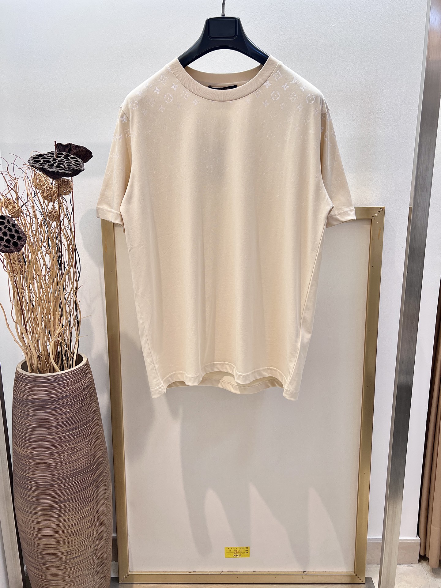 NO:722456,New Year benefits are non-refundable and non-exchangeable. No free shipping. Size 46/48/50/52 Khaki 3 colors. Same style for men and women. 1V Road* Home 2025FW Monogram gradient printed cotton short-sleeved T-shirt. This T-shirt is made of lightweight cotton knit, showing the gradient Monogram pattern dissipating from the shoulders downward, injecting brand ingenuity into the casual look. It is recommended to dry clean or machine wash on the reverse side in cold water and medium heat ironing. Special offer  No return, no exchange, no free shipping, T-shirt, tees, t-shirt,19860909新春福利不退不换 不包邮 Size 46/48/50/52 卡其3色 男女同款 1V路*家2025FW Monogram 渐变印花棉质短袖T恤 本款 T 恤取材轻盈棉质针织,展现渐变 Monogram 图案从肩部向下消散之景,为休闲造型注入品牌巧思. 洗涤方式建议干洗或反面冷水单独快速机洗中温熨烫,特价 不退不换不包邮,T-shirt,tees，t-shirt,,Women's clothing