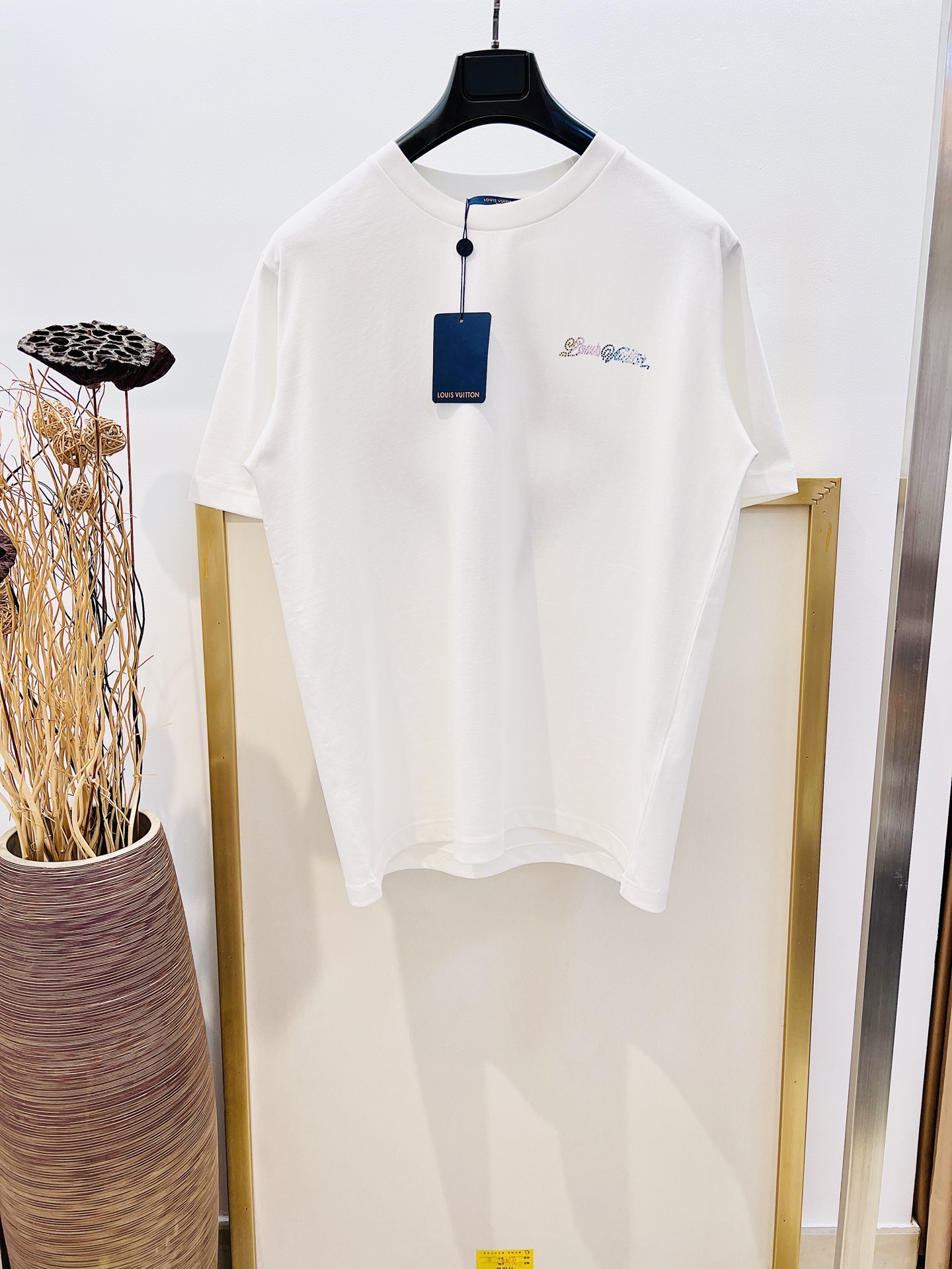 NO:755634,Size 46/48/50/52 black/white, same style for men and women, 1V Louis Vuitton co-branded series phantom gradient rhinestone embroidery four-leaf clover half-sleeved T-shirt. It is recommended to dry clean or machine wash on reverse side in cold water, fast, medium temperature ironing, Louis Vuitton-clothing, louis vuitton, tees, t-shirt,19860909Size 46/48/50/52 黑/白两色 男女同款  1V路易家菲董联名系列幻彩渐变水钻刺绣四叶草半袖T恤 洗涤方式建议干洗或反面冷水单独快速机洗中温熨烫,路易威登-服装,louis vuitton,tees，t-shirt,,Women's clothing