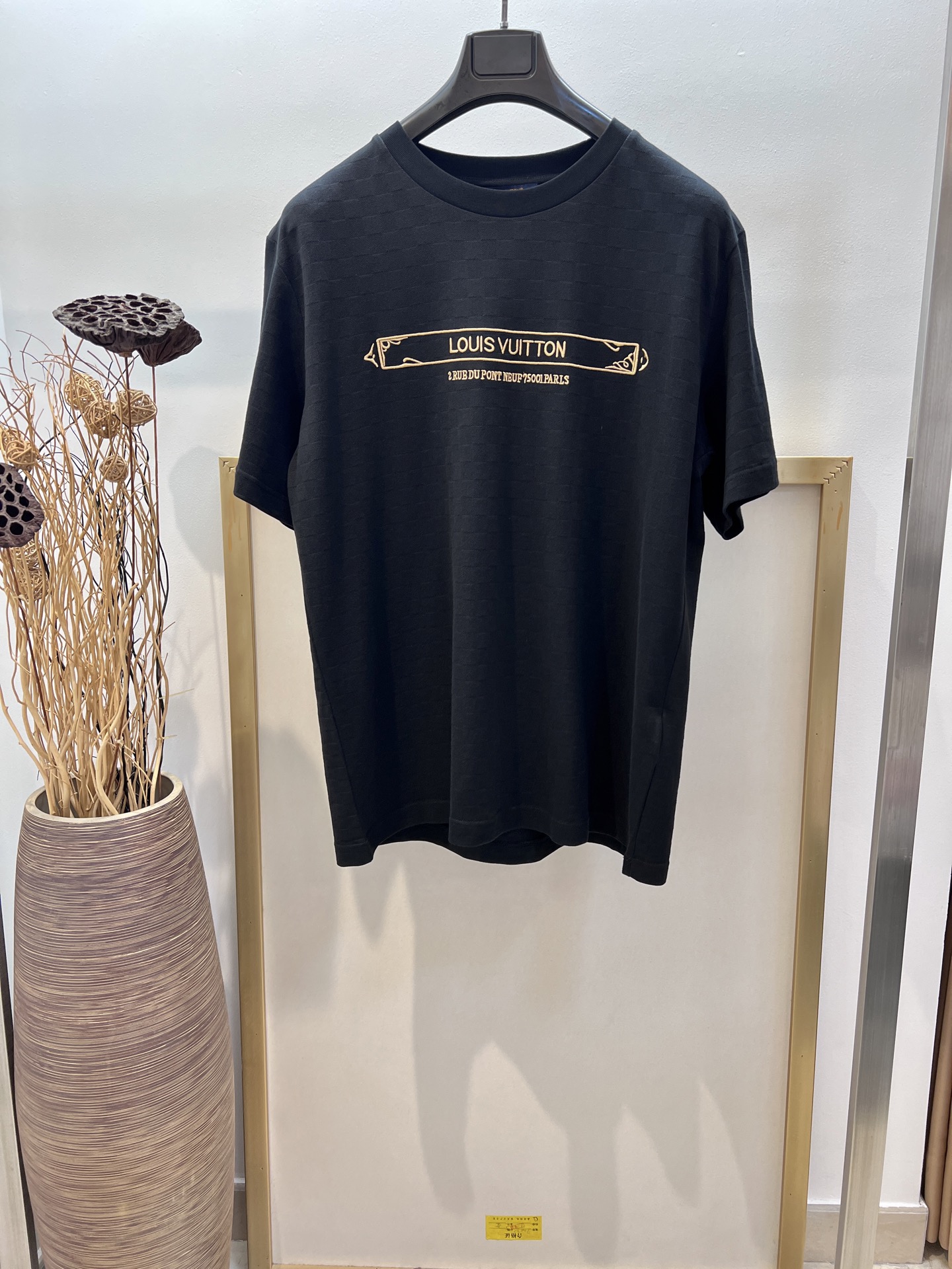 NO:722474,New Year benefits are non-returnable and non-exchangeable. No free shipping. Size 46/48/50. Black and white. Same style for men and women. 1V Louis family. Classic cotton jacquard checkerboard pattern with brand embroidery design. This cotton T-shirt is made of fine pique knitting, with a full-frame Damier pattern to enhance the rich texture. It is also embellished with Yingze logo embroidery on the chest and back, making it an elegant choice in the warm season.  Recommended washing methods are dry cleaning or quick machine wash on opposite sides in cold water and ironing at medium temperature. Special price. No returns, no exchanges, no free shipping. louis vuitton,19860909新春福利不退不换 不包邮 Size 46/48/50 黑白两色 男女同款  1V路易家 经典棉质提花棋盘格辅以品牌刺绣设计 本款棉质 T 恤取材细腻珠地针织,以全幅 Damier 图案烘托丰盈肌理,再为胸前和后部点缀莹泽标识刺绣,成就温暖时节的优雅之选. 洗涤方式建议干洗或反面冷水单独快速机洗中温熨烫,特价 不退不换不包邮,louis vuitton,,Women's clothing