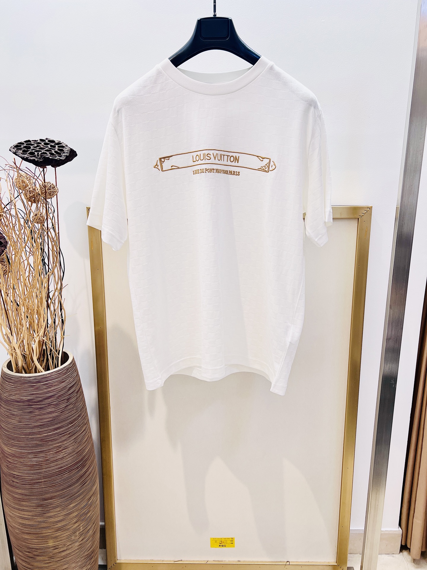 NO:722470,New Year benefits are non-returnable and non-exchangeable. No free shipping. Size 46/48/50/52. Black and white. Same style for men and women. 1V Louis family. Classic cotton jacquard checkerboard pattern with brand embroidery design. This cotton T-shirt is made of fine pique knitting, with full-frame Damier pattern to enhance the plump texture. It is also embellished with Yingze logo embroidery on the chest and back, making it an elegant choice in the warm season.  Recommended washing methods are dry cleaning or quick machine wash on opposite sides in cold water and ironing at medium temperature. Special price. No returns, no exchanges, no free shipping. louis vuitton,19860909新春福利不退不换 不包邮 Size 46/48/50/52 黑白两色 男女同款  1V路易家 经典棉质提花棋盘格辅以品牌刺绣设计 本款棉质 T 恤取材细腻珠地针织,以全幅 Damier 图案烘托丰盈肌理,再为胸前和后部点缀莹泽标识刺绣,成就温暖时节的优雅之选. 洗涤方式建议干洗或反面冷水单独快速机洗中温熨烫,特价 不退不换不包邮,louis vuitton,,Women's clothing