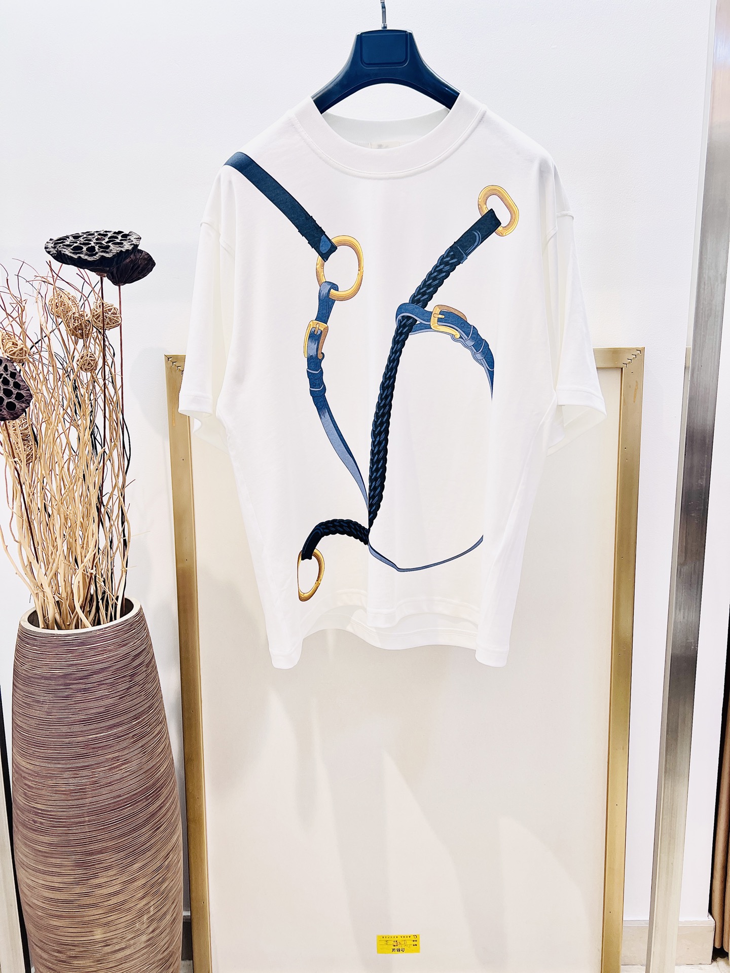 NO:777464,sizes/m/l/xl Same style for men and women H Home Hermès Horsewhip Rope OS Wide Version Drop Shoulder Heavy Cotton Direct Injection Printed Cotton Half Sleeve T-shirt Coaching Remix 'Pattern Printed Jersey Cotton Loose Fit is Too Big It is recommended to dry clean or wrap it in a laundry bag and machine wash it in cold water quickly!, Hermès - clothing, coach, hermes, tees, t-shirt,19860909sizes/m/l/xl男女同款 H家爱马仕 马鞭绳索OS阔版落肩重磅棉质直喷印花棉质半袖T恤 Coaching Remix ”图案印花泽西棉宽松版型偏大 建议干洗或包裹洗衣袋单独冷水快速机洗！,爱马仕-服装,coach,hermes,tees，t-shirt,,Women's clothing