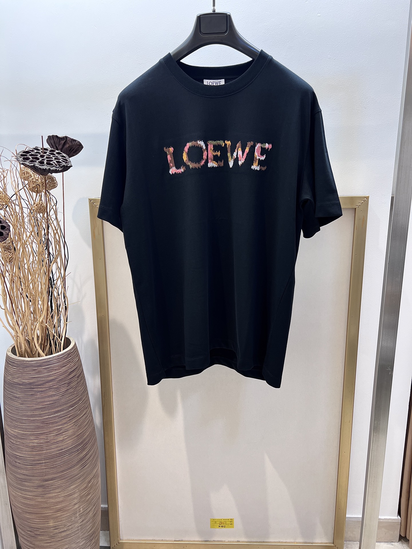 NO:744045,Sizes/m/l/xl OS Loose fit Unisex L*EWE/Lowe 2025FW Lightweight cotton T-shirt, decorated with blended yarn on the front L*EWE embroidery. Lightweight cotton jersey T-shirt Loose fit, I can wear this T-shirt forever/Classic T-shirts will never go out of style, the oversized loose fit is so cool, and it goes well with leggings...  It is recommended to wrap the laundry bag inside out and quickly machine wash in cold water or dry clean!  Avoid soaking in warm water/rubbing with hands, Loewe-clothing, loewe, versace, tees, t-shirt,19860909Sizes/m/l/xl OS宽松版型 男女同款 L*EWE/罗*威 2025FW 轻盈棉质 T 恤,正面饰有混纺纱线 L*EWE 刺绣.轻盈棉质平纹针织 T 恤 宽松版型,这件T恤我可以穿到天荒地老/经典款T恤永不过时,oversize宽松版型好酷,搭配leggings穿也妥妥哒…… 洗涤方式建议反面包裹洗衣袋冷水快速机洗或干洗！忌温热水浸泡/手搓,罗意威-服装,loewe,versace,tees，t-shirt,,Women's clothing