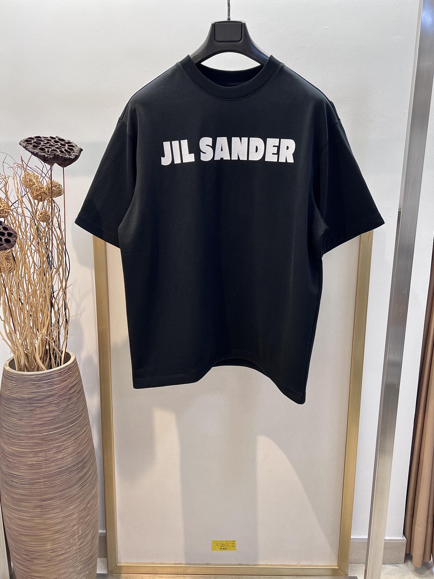 NO:855691,Sizes/m/l/xl Black/White/Pink 3 colors Uniform for men and women JIL SA*DER/Jil* . Sander Classic minimalist style versatile basic style Heavy cotton OS loose version half-sleeved T-shirt It shows a casual and uninhibited minimalist style. I can wear this T-shirt forever. The classic T-shirt will never go out of style. I love the version. It is so cool. It can be worn with leggings...  It is recommended to wrap the laundry bag inside out and quickly machine wash in cold water or dry clean!  Avoid soaking in warm water/rubbing with hands, men’s clothing, jil sander, tees, t-shirt,19860909Sizes/m/l/xl 黑/白/粉3色 男女同款 JIL SA*DER/吉* .桑德 经典极简风百搭基础款 重磅棉质OS宽松版半袖T恤 尽显随性不羁的极简格调.这件T恤我可以穿到天荒地老经典款T恤永不过时,爱了爱了版型好酷,搭配leggings穿也妥妥哒…… 洗涤方式建议反面包裹洗衣袋冷水快速机洗或干洗！忌温热水浸泡/手搓,男装,jil sander,tees，t-shirt,,Women's clothing