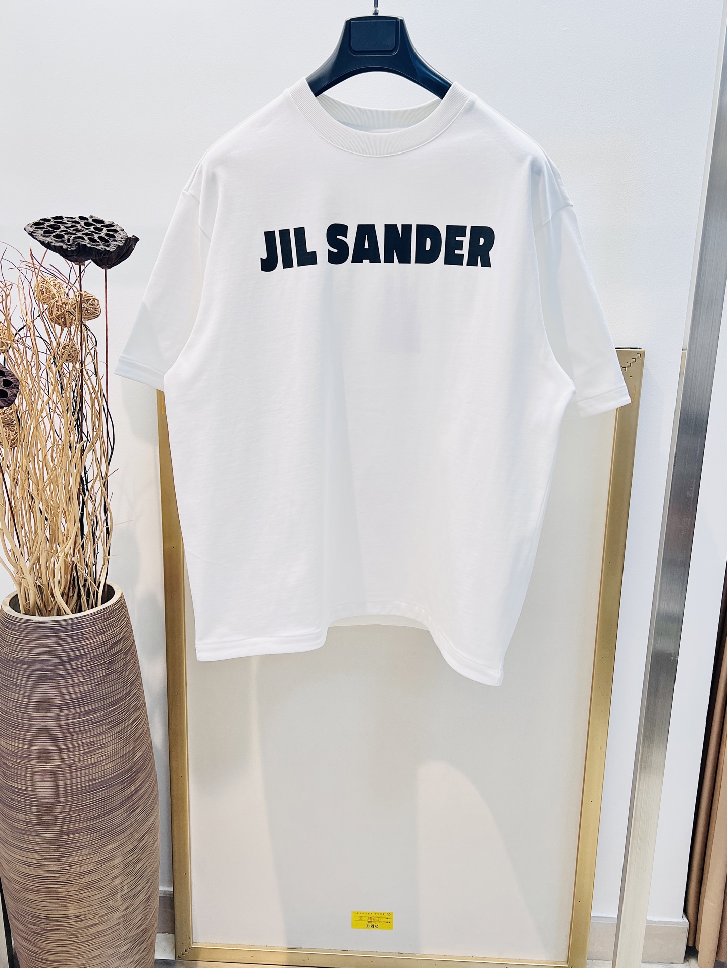 NO:855684,Sizes/m/l/xl Black/white/pink 3 colors Unisex JIL SA*DER/JIL.*DE Classic minimalist style versatile basic style Heavy cotton OS loose version half-sleeved T-shirt It shows a casual and uninhibited minimalist style. I can wear this T-shirt forever. The classic T-shirt will never go out of style. I love the version. It is so cool. It can be worn with leggings...  It is recommended to wrap the laundry bag inside out and quickly machine wash in cold water or dry clean!  Avoid soaking in warm water/rubbing with hands, men’s clothing, jil sander, tees, t-shirt,19860909Sizes/m/l/xl 黑/白/粉3色 男女同款 JIL SA*DER/吉尔.*德 经典极简风百搭基础款 重磅棉质OS宽松版半袖T恤 尽显随性不羁的极简格调.这件T恤我可以穿到天荒地老经典款T恤永不过时,爱了爱了版型好酷,搭配leggings穿也妥妥哒…… 洗涤方式建议反面包裹洗衣袋冷水快速机洗或干洗！忌温热水浸泡/手搓,男装,jil sander,tees，t-shirt,,Women's clothing