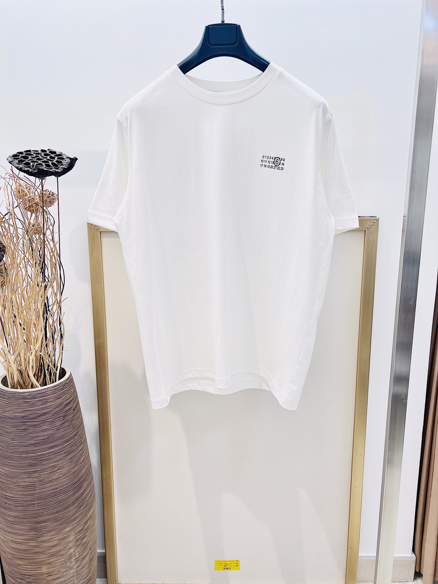 NO:827471,Sizes/m/l/xl black and white, same style for men and women, Mai*on Marg*ela/马*拉 2025FW classic mm6 letter print, long-staple cotton upper body is very comfortable, especially suitable for people like me who like to wear comfortably # versatile style #马*拉# looming like being in the backstage of a big show ~ When it comes to digital art, MM6 is definitely at the top. Simple digital art has always been at the top of the European trend. Washing method is dry cleaning or fast machine wash in cold water on the reverse side and let it dry naturally!  Avoid soaking in warm water, men's clothing, masion margiela,19860909Sizes/m/l/xl黑白两色 男女同款 Mai*on Marg*ela/马*拉2025FW经典mm6字母印花 长绒棉质上身很舒适 特别适合我这种喜欢舒适穿着 #百搭款 #马*拉＃若隐若现仿佛置身大秀后场~论数字艺术MM6绝对玩到顶尖 简约数字艺术始终走在欧洲潮流顶端 洗涤方式干洗或反面冷水快速机洗自然晾干！忌温热水浸泡,男装,masion margiela,,Women's clothing