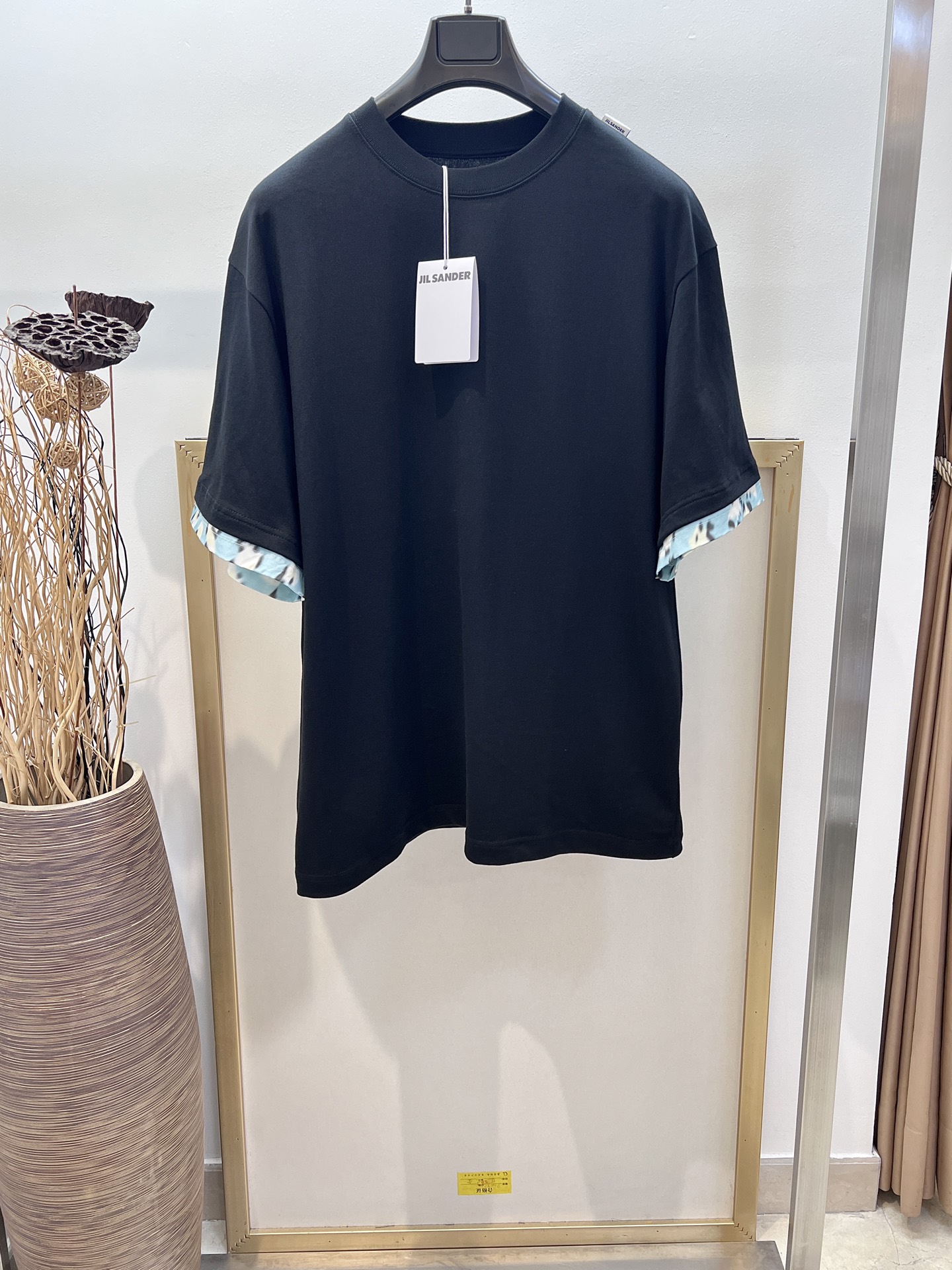 NO:863282,Clearance special price. No returns, no exchanges, no free shipping. Sizes/m/l/xl, black/white, same style for men and women. 19752413564000081 JIL S*NDER/JIL.*DE. Fake two pieces of watercolor mini floral splicing cuffs. Heavy cotton OS loose version half-sleeved T-shirt. Brand nameplate on the left shoulder, super stylish design.  The oversized version, loose silhouette and dropped shoulders design show a casual and uninhibited minimalist style. I can wear this T-shirt forever. It is a classic T-shirt that will never go out of style. I love it. The shape is so cool. It goes well with leggings... For washing methods, it is recommended to wrap it inside a laundry bag and quickly machine wash it in cold water or dry clean!  Avoid soaking in warm water/rubbing with hands, special price, no return, no exchange, no free shipping, jil sander, tees, t-shirt,19860909清仓特价.不退不换 不包邮 Sizes/m/l/xl 黑/白两色 男女同款 19752413564000081 JIL S*NDER/吉尔.*德 假两件水彩色mini花卉拼接袖口重磅棉质OS宽松版半袖T恤 左肩带有品牌铭牌超显设计时尚 超大版型、宽松廓形落肩设计尽显随性不羁的极简格调.这件T恤我可以穿到天荒地老经典款T恤永不过时,爱了爱了版型好酷,搭配leggings穿也妥妥哒…… 洗涤方式建议反面包裹洗衣袋冷水快速机洗或干洗！忌温热水浸泡/手搓,特价 不退不换不包邮,jil sander,tees，t-shirt,,Women's clothing