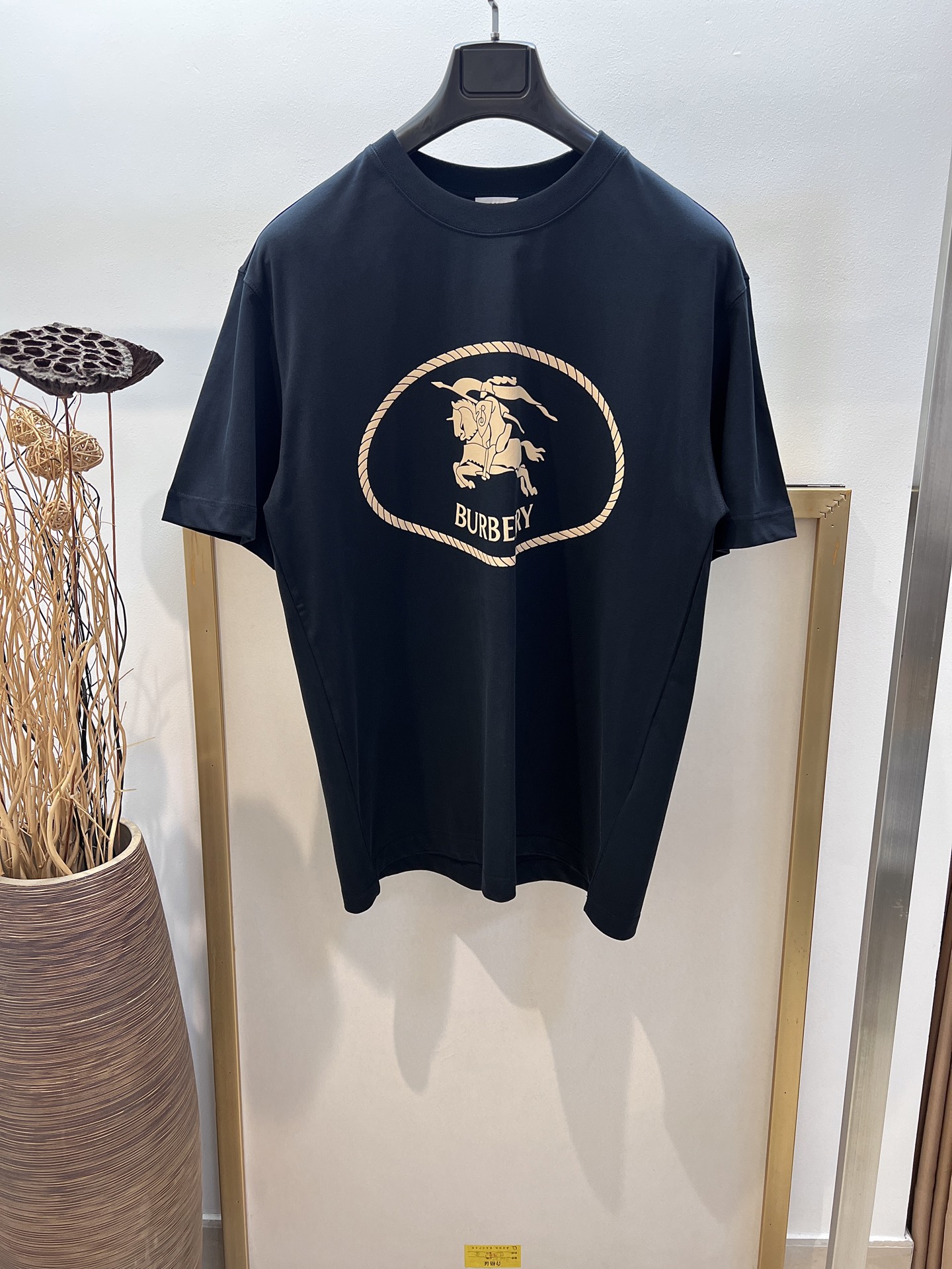 NO:863336,Clearance special price. No returns or exchanges. No free shipping. Sizes/m/l/xl Black/White/Khaki 3 colors. Unisex BBR/Bo*Li classic knight badge three-dimensional print. Half-sleeved T-shirt. Decorated with knight seal print, derived from the brand archive pattern in the 1980s. For washing, it is recommended to wrap it in a laundry bag with the reverse side, cold water for quick machine washing or dry cleaning!  Avoid soaking in warm water/rubbing with hands, special price, no return, no exchange, no free shipping,19860909清仓特价.不退不换 不包邮 Sizes/m/l/xl 黑/白/卡其3色 男女同款 BBR/博*利经典骑士徽章立体印花 半袖T 恤 点缀骑士印章印花,源自 1980 年代品牌典藏图案. 洗涤方式建议反面包裹洗衣袋冷水快速机洗或干洗！忌温热水浸泡/手搓,特价 不退不换不包邮,,Women's clothing