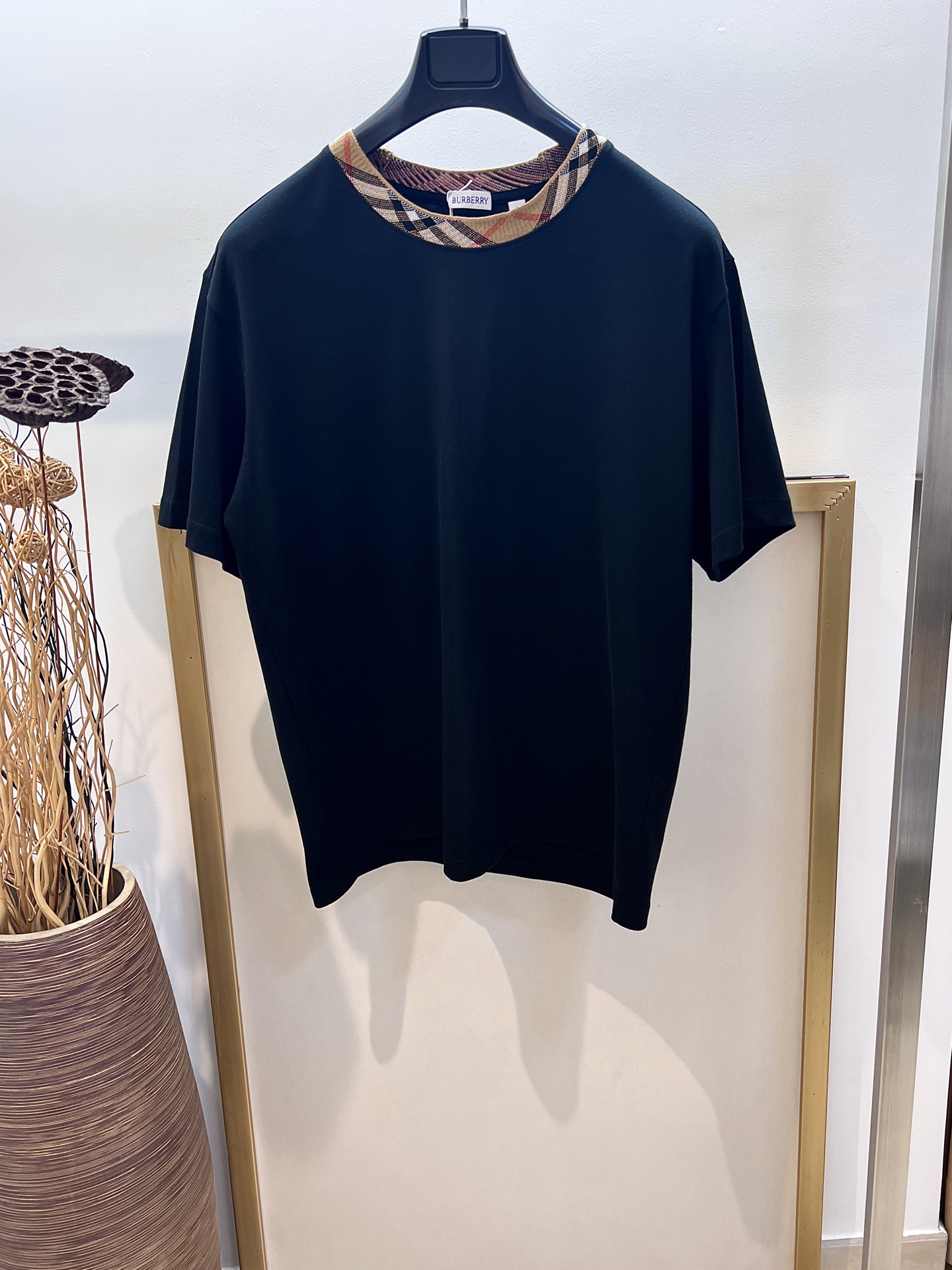 NO:863348,Clearance sale. No returns or exchanges. No free shipping. Sizes/m/l/xl Black/White/Khaki 3 colors. Same style for men and women. BBR/Bur*erry classic plaid collar round neck T-shirt, made of plain woven cotton fabric, showing a casual fit. Incorporated into Bur*erry's classic plaid ribbon design, it is interpreted in the brand's iconic sand color. For washing methods, it is recommended to wrap it inside a laundry bag and quickly machine wash it in cold water or dry clean!  Avoid soaking in warm water/rubbing with hands, special price, no return, no exchange, no free shipping, burberry,19860909清仓特价.不退不换 不包邮 Sizes/m/l/xl 黑/白/卡其3色 男女同款 BBR/博*利经典格纹领口圆领 T 恤衫,选用平织棉面料打造,呈现休闲版型.融入 Bur*erry 经典格纹饰带设计,以品牌标志性沙色演绎. 洗涤方式建议反面包裹洗衣袋冷水快速机洗或干洗！忌温热水浸泡/手搓,特价 不退不换不包邮,burberry,,Women's clothing