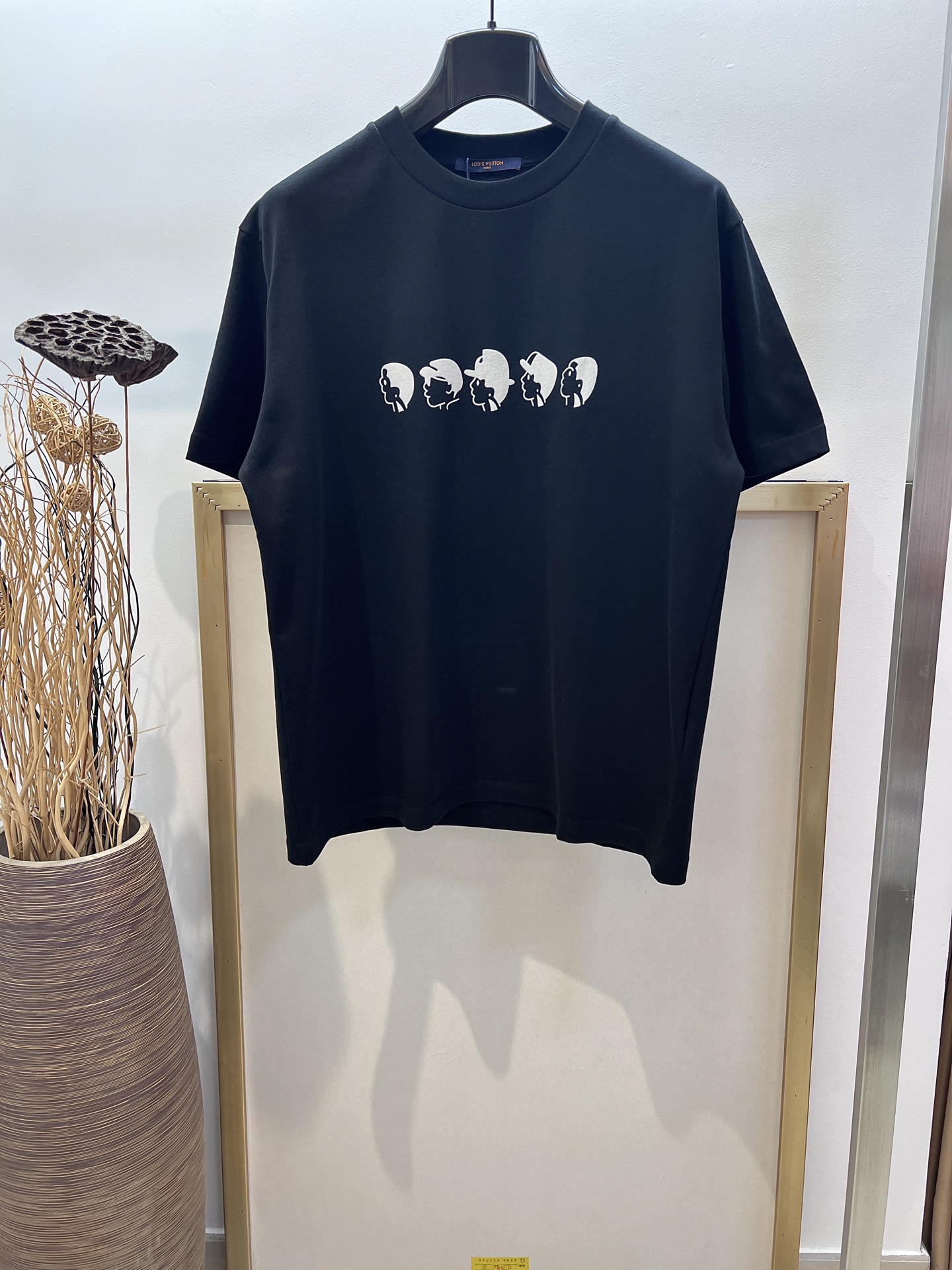 NO:863313,Clearance special price. No refunds, no exchanges, no free shipping. Size 46/48/50/52, black/white, same style for men and women. 1V Louis family, Fei Dong co-branded Nigo limited edition Boy head three-dimensional printed half-sleeved T-shirt. Thick pure cotton material. It is recommended to dry clean or wrap in a laundry bag. Wash the reverse side in cold water and let it dry naturally!  ,Special offer, no return, no exchange, no free shipping, louis vuitton, tees, t-shirt,19860909清仓特价.不退不换 不包邮 Size 46/48/50/52 黑/白两色 男女同款 1V路易家 菲董联名Nigo限量版Boy头像立体印花半袖T恤 厚质纯棉材质 洗涤方式建议干洗或包裹洗衣袋反面单独冷水快速机洗自然晾干！,特价 不退不换不包邮,louis vuitton,tees，t-shirt,,Women's clothing
