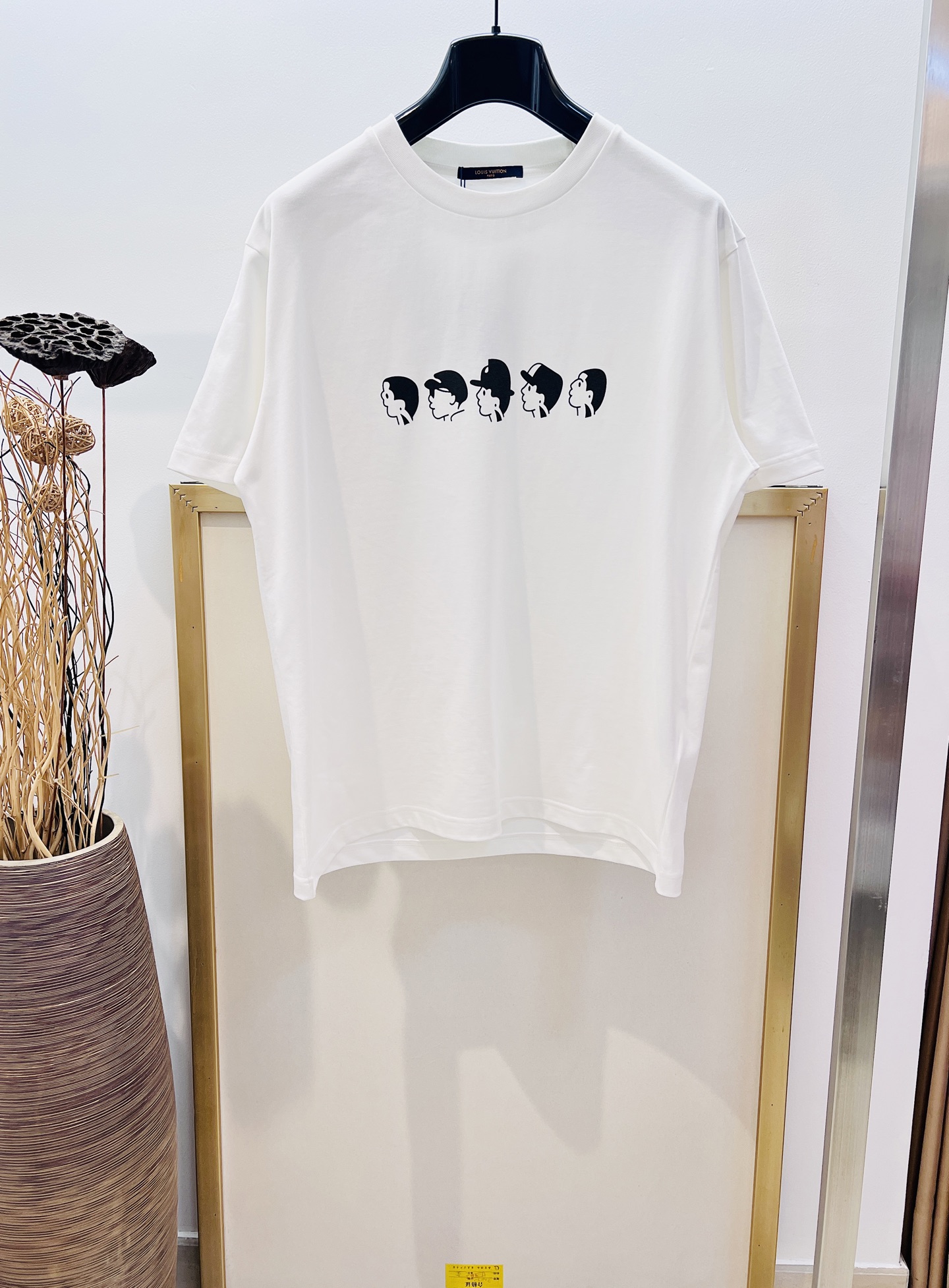 NO:863326,Clearance sale. No refunds, no exchanges, no free shipping. Size 48/50/52, black/white, same style for men and women. 1V Louis family, Fei Dong co-branded Nigo limited edition Boy avatar three-dimensional printed half-sleeved T-shirt. Thick pure cotton material. It is recommended to dry clean or wrap the reverse in a laundry bag. Quick machine wash with cold water and let dry naturally!  ,Special offer, no return, no exchange, no free shipping, louis vuitton, tees, t-shirt,19860909清仓特价.不退不换 不包邮Size 48/50/52 黑/白两色 男女同款 1V路易家 菲董联名Nigo限量版Boy头像立体印花半袖T恤 厚质纯棉材质 洗涤方式建议干洗或包裹洗衣袋反面单独冷水快速机洗自然晾干！,特价 不退不换不包邮,louis vuitton,tees，t-shirt,,Women's clothing