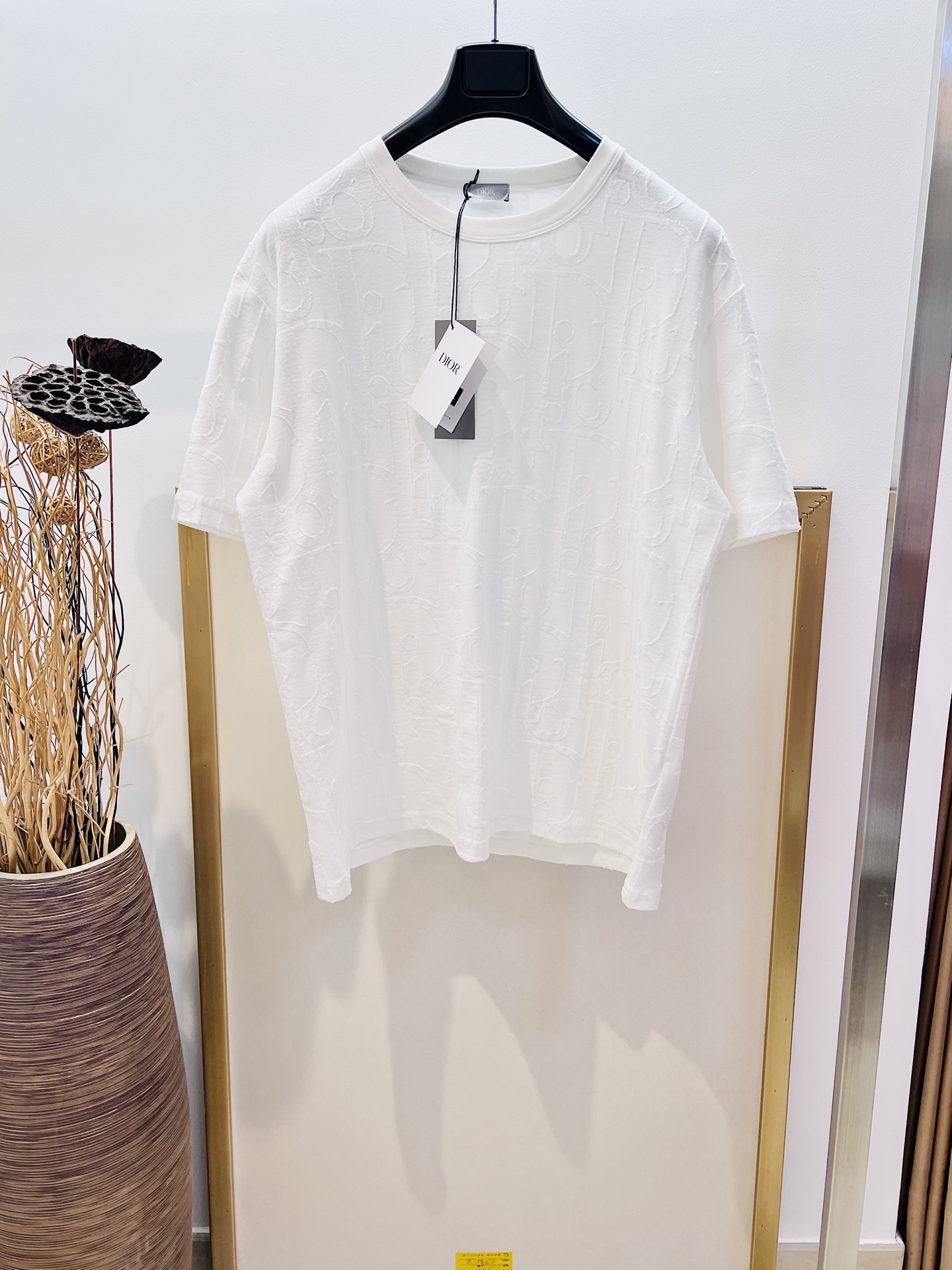 NO:744070,Sizes/m/l/xl Deep blue/white, same style for men and women. Dio*/Di* 2025 early autumn series is decorated with classic Oblique thread-cut jacquard. It is carefully made of cotton jersey fabric, and the whole body is decorated with thread-cut jacquard technology. Oblique design. Can be paired with various jeans to add a casual style. Washing method: Dry clean or wrap in a laundry bag on the back for quick cold water machine wash!  ,Dior-clothing,dior,dior,jeans,19860909Sizes/m/l/xl 深邃蓝/白两色 男女同款 Dio*/迪*2025早秋系列饰以经典的 Oblique 剪线提花采用棉质平纹针织面料精心制作,通体饰以剪线提花工艺 Oblique 设计.可搭配各种牛仔裤,增添休闲风范. 洗涤方式干洗或反面包裹洗衣袋冷水快速机洗！,迪奥-服装,dior,dior,jeans,,Women's clothing