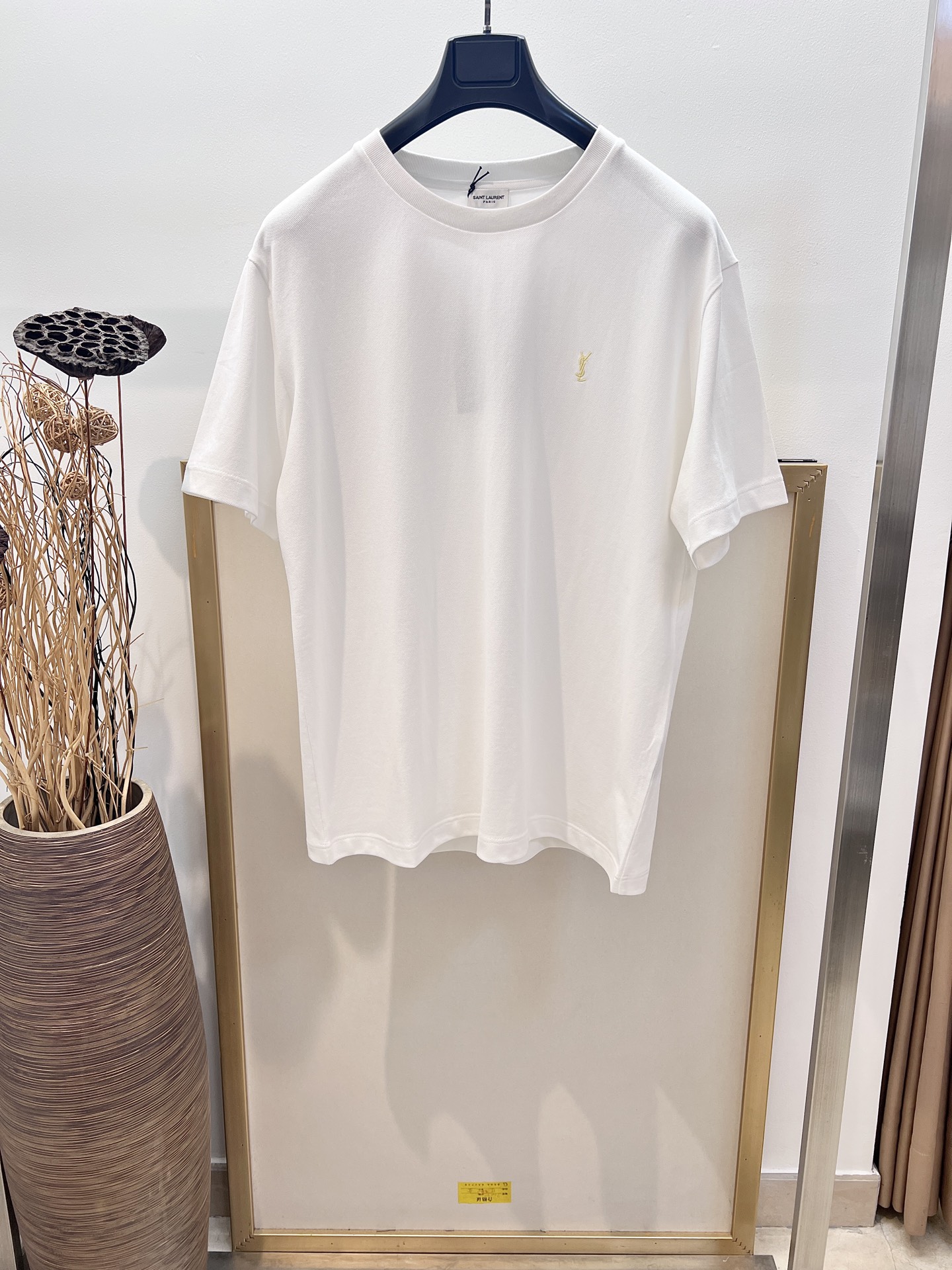 NO:777459,Sizes/m/l/xl blue/white/floral gray 3 colors, same style for men and women. ysl/Saint*lan CASSANDRE cotton gold label pique classic embroidered short-sleeved T-shirt. Made of high-end long-staple cotton pique, with round neck and chest embroidery. Washing method: Dry clean or fast machine wash in cold water on the inside out and dry naturally! Avoid soaking in warm water, saint laurent-clothing, saint laurent, saint laurent, T-shirt, tees, t-shirt,19860909Sizes/m/l/xl蓝/白/花灰3色 男女同款 ysl/圣*兰CASSANDRE棉质金标珠地经典刺绣短袖T恤 採用高端长绒棉质珠地,配以圓領及胸前刺繡. 洗涤方式干洗或反面冷水快速机洗自然晾干！忌温热水浸泡,圣罗兰-服装,saint laurent,saint laurent,T-shirt,tees，t-shirt,,Women's clothing