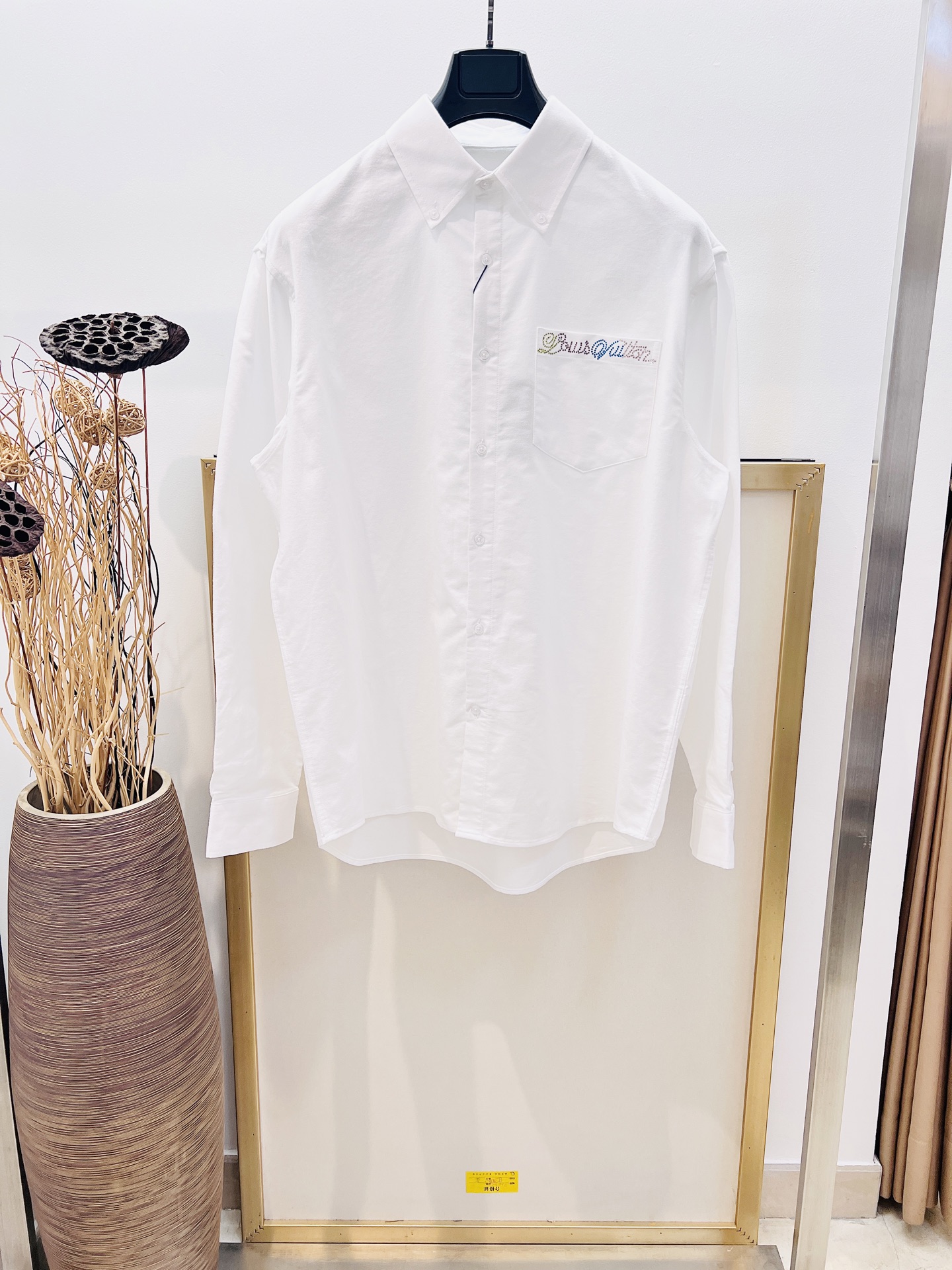 NO:722465,Size 46/48/50/52 Same style for men and women. This cotton Oxford shirt from the Louis Vuitton early autumn series uses colorful rhinestones to express the gradient Louis*ton logo on the chest pocket, and the buttoned collar and rear Marque L.  !  ,Louis Vuitton-clothing,louis vuitton,shirts,19860909Size 46/48/50/52 男女同款  1V路易家早秋系列本款棉质牛津衬衫以缤纷莱茵石于胸袋抒写渐变路易*登标识,再借系扣衣领和后部 Marque L.*uitton Déposée 标签完善考究风范,可轻松升级各式造型. 洗涤方式仅限干洗！！,路易威登-服装,louis vuitton,shirts,,Women's clothing