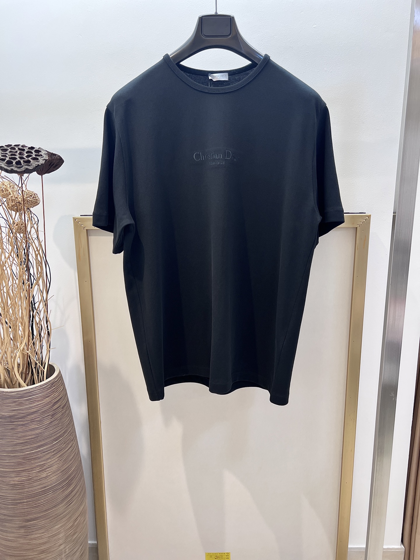 NO:744068,Sizes/m/l/xl Black/White Unisex Dio*/Di* 2025 early autumn series cotton pique Christian Dio* Couture embroidery, this Christian Dio* Couture T-shirt is a new product of the 2025 autumn men's wear series, highlighting the classic Dio* logo. It is carefully made of cotton pique and decorated with Christian Dio* Couture embroidery on the chest. Classic silhouette, can be easily matched with all kinds of jeans.  Washing method Dry clean or wrap inside laundry bag for quick machine wash in cold water!  ,Dior-clothing,dior,dior,jeans,19860909Sizes/m/l/xl 黑/白两色 男女同款 Dio*/迪*2025早秋系列棉质珠地布Christian Dio* Couture 刺绣,这款 Christian Dio*Couture T 恤是二零二五秋季男装系列新品,彰显 Dio*经典标识.采用棉质珠地布精心制作,胸前饰以 Christian Dio* Couture 刺绣.经典廓形,可与各式牛仔裤轻松搭配. 洗涤方式干洗或反面包裹洗衣袋冷水快速机洗！,迪奥-服装,dior,dior,jeans,,Women's clothing