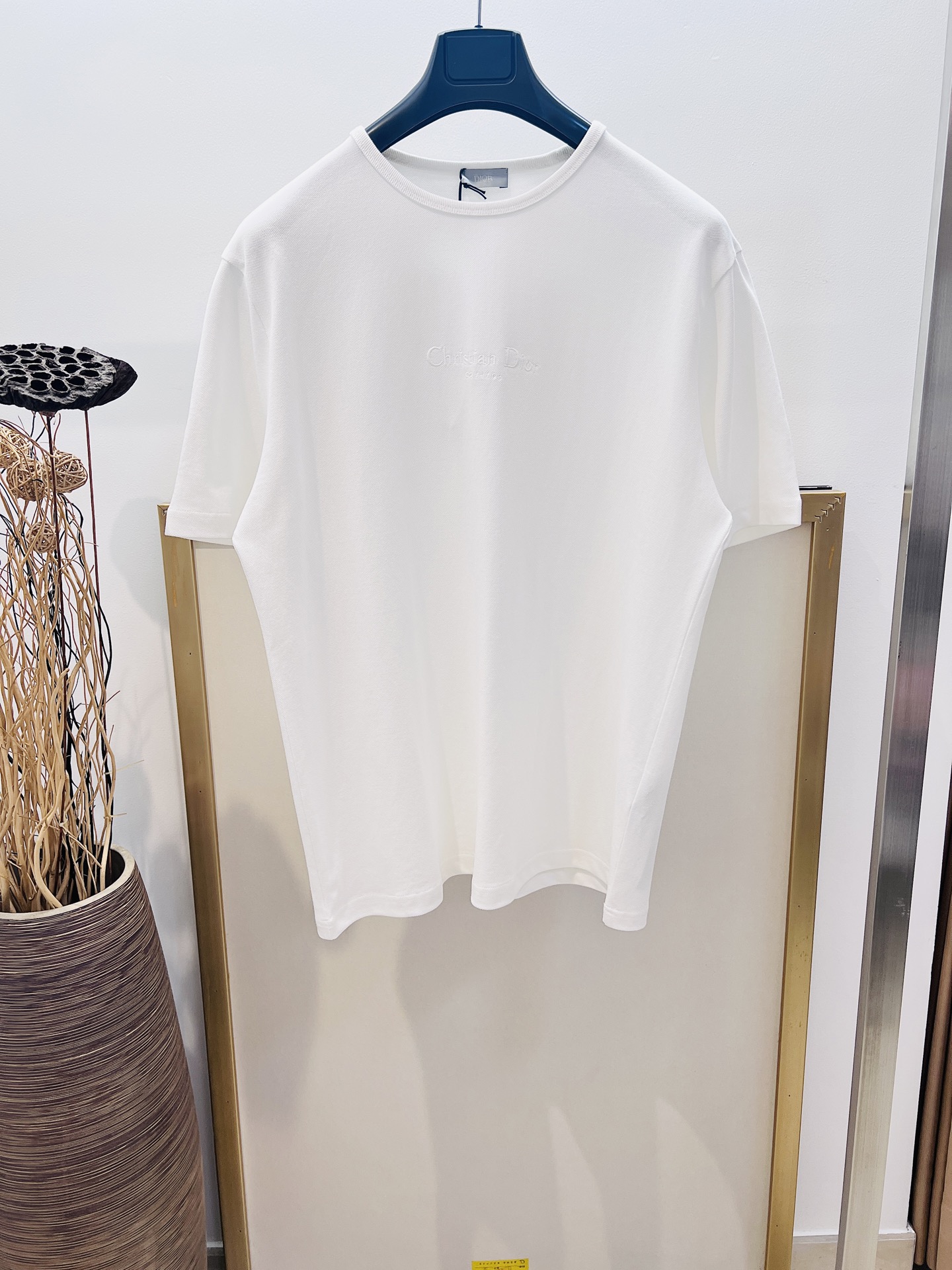 NO:744064,Sizes/m/l/xl Black/White Unisex Dio*/Di* 2025 early autumn series cotton pique Christian Dio* Couture embroidery, this Christian Dio* Couture T-shirt is a new product of the 2025 autumn men's wear series, highlighting the classic Dio* logo. It is carefully made of cotton pique and decorated with Christian Dio* Couture embroidery on the chest. The classic silhouette can be easily matched with all kinds of jeans.  Washing method Dry clean or wrap inside laundry bag for quick machine wash in cold water!  ,Dior-clothing,dior,dior,jeans,19860909Sizes/m/l/xl 黑/白两色 男女同款 Dio*/迪*2025早秋系列棉质珠地布Christian Dio* Couture 刺绣,这款 Christian Dio* Couture T 恤是二零二五秋季男装系列新品,彰显 Dio* 经典标识.采用棉质珠地布精心制作,胸前饰以 Christian Dio* Couture 刺绣.经典廓形,可与各式牛仔裤轻松搭配. 洗涤方式干洗或反面包裹洗衣袋冷水快速机洗！,迪奥-服装,dior,dior,jeans,,Women's clothing