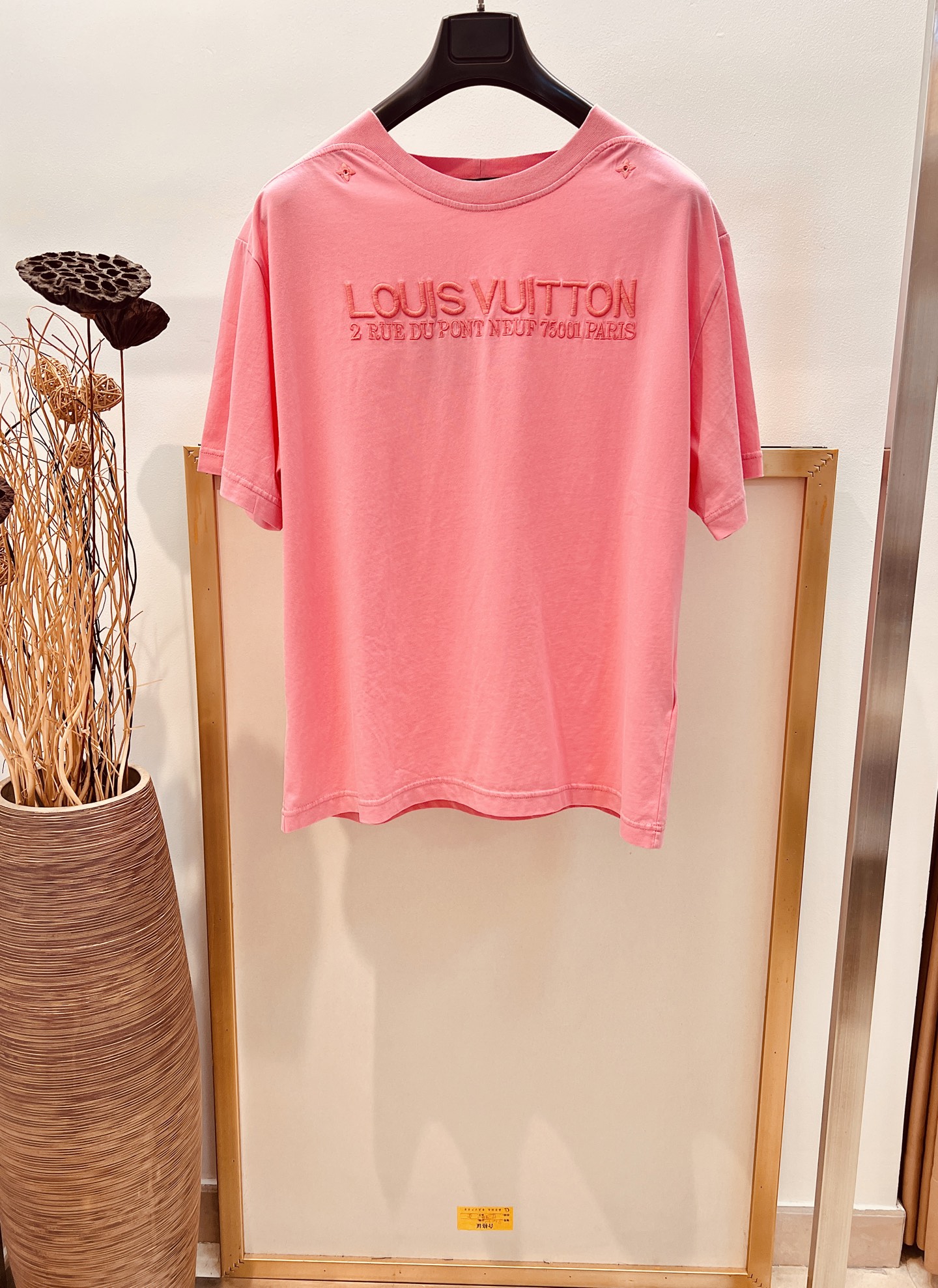 NO:755633,Size 46/48/50/52, white/dopamine pink 2 colors, same style for men and women, 1V Louis Vuitton 2025FW This washed T-shirt uses garment dyeing technology to present a lazy retro atmosphere, and then embroiders the Louis *don logo and Monogram floral eyelets on the chest and neckline respectively, with rib elements extending from the collar to the sleeves, giving the trendy design a casual style  It is recommended to dry clean or wrap in a laundry bag inside out for quick machine wash in cold water, Louis Vuitton - Clothing, Louis Vuitton,19860909Size46/48/50/52码 白/多巴胺粉2色 男女同款 1V 路易家 2025FW 本款水洗 T 恤以成衣染色工艺呈现慵懒复古气息,再为胸前和领口分别刺绣路易*登标识和 Monogram 花卉孔眼,搭配从衣领延伸至衣袖的罗纹元素,令潮流设计展现休闲格调 建议干洗或反面洗衣袋包裹冷水快速机洗,路易威登-服装,louis vuitton,,Women's clothing