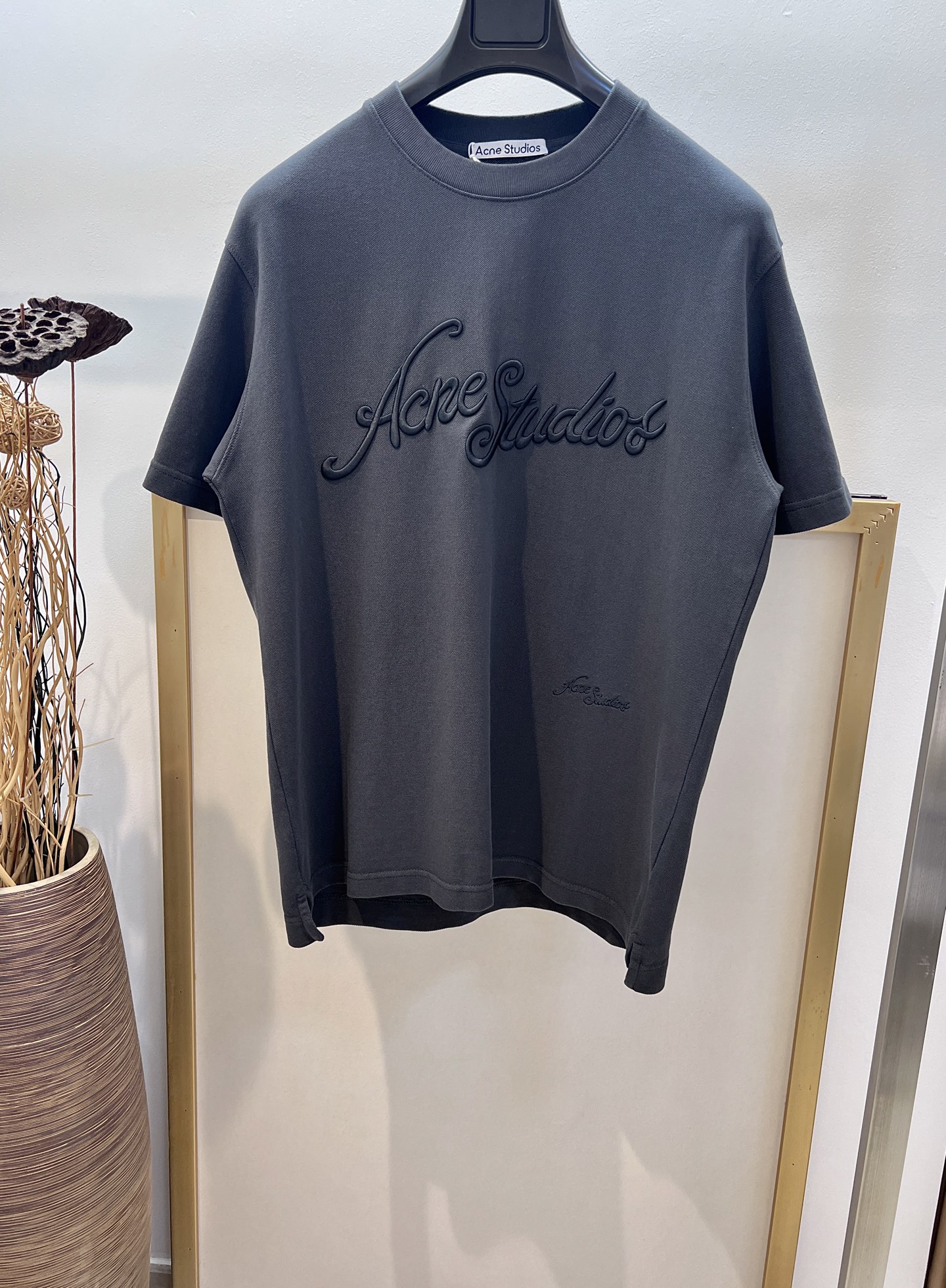 NO:777367,Sizes/m/l/xl Blue/white/washed gray 3 colors Unisex AC*E2025FW This round neck pique cotton T-shirt adopts a casual fit and unisex style. Decorated with the Ac*e Stud*os 3D embroidery logo of the season. Made of cotton fabric with a garment-washed distressed design. Casual and versatile, the upper body is very comfortable, especially suitable for people like me who like to wear comfortable clothes. I am absolutely top-notch in art.  Simple art is always at the top of European trends. Washing method: Dry clean or machine wash in cold water on reverse side and let dry naturally!  Avoid soaking in warm water, men's clothing, tees, t-shirts,19860909Sizes/m/l/xl 蓝/白/洗水灰3色 男女同款 AC*E2025FW 此款圆领 珠地棉质T恤采用休闲版型,中性风格.饰有当季 Ac*e Stud*os 3D 刺绣徽标.选用棉质面料制成,采用成衣洗水做旧设计.休闲百搭的一款 上身很舒适 特别适合我这种喜欢舒适穿着 论艺术绝对玩到顶尖 简约艺术始终走在欧洲潮流顶端 洗涤方式干洗或反面冷水快速机洗自然晾干！忌温热水浸泡,男装,tees，t-shirt,,Women's clothing