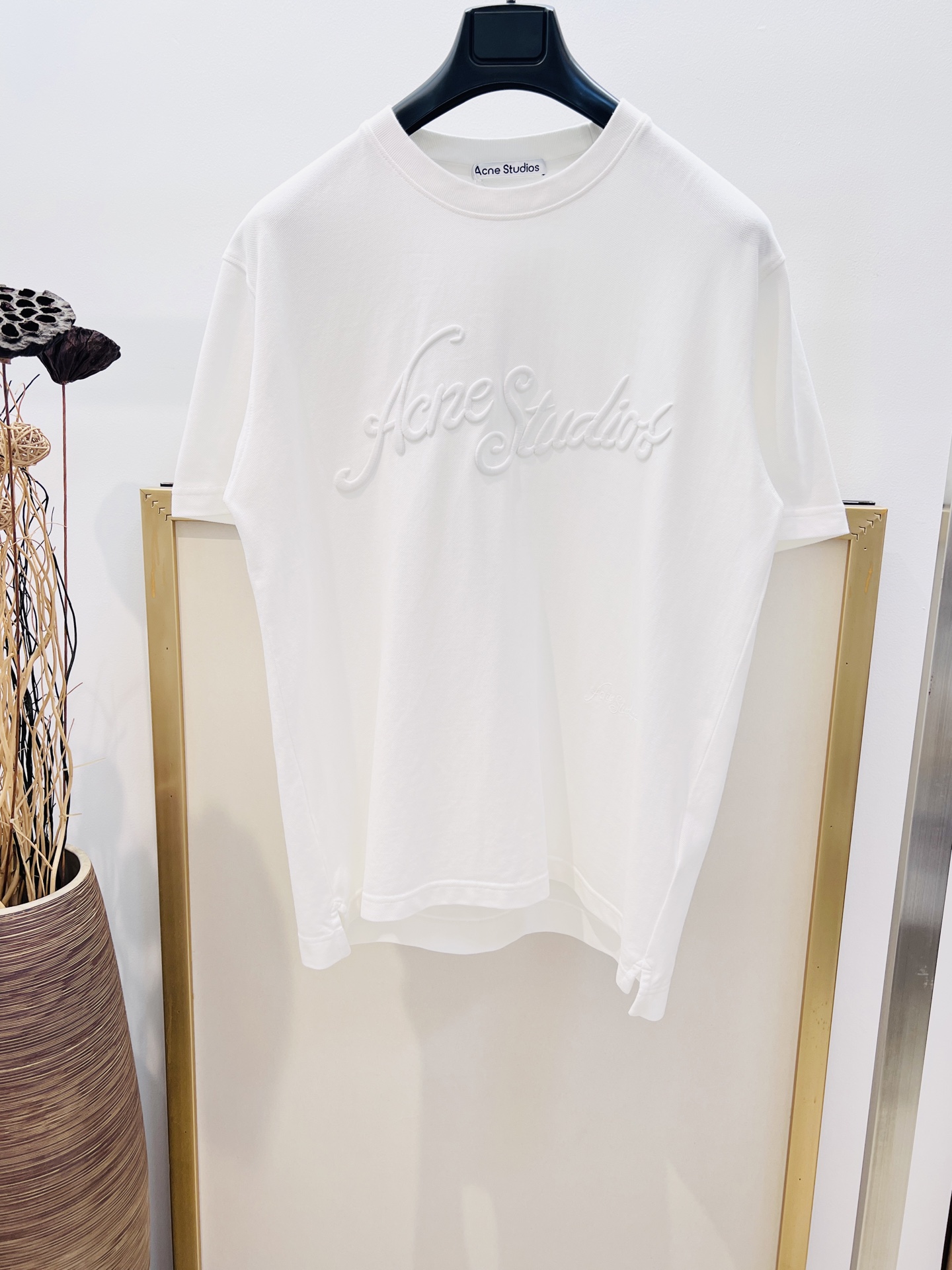 NO:777371,Sizes/m/l/xl Blue/white/washed gray 3 colors Unisex AC*E2025FW This round neck pique cotton T-shirt adopts a casual fit and unisex style. Decorated with the Ac*e Stud*os 3D embroidery logo of the season. Made of cotton fabric with a garment-washed distressed design. Casual and versatile, the upper body is very comfortable, especially suitable for people like me who like to wear comfortable clothes. In terms of art, I am absolutely at the top. Simple art has always been at the top of the European trend.  Washing method: dry clean or quick machine wash in cold water on reverse side and let dry naturally!  Avoid soaking in warm water, men's clothing, tees, t-shirts,19860909Sizes/m/l/xl 蓝/白/洗水灰3色 男女同款 AC*E2025FW 此款圆领珠地棉质 T恤采用休闲版型,中性风格.饰有当季 Ac*e Stud*os 3D 刺绣徽标.选用棉质面料制成,采用成衣洗水做旧设计.休闲百搭的一款 上身很舒适 特别适合我这种喜欢舒适穿着 论艺术绝对玩到顶尖 简约艺术始终走在欧洲潮流顶端 洗涤方式干洗或反面冷水快速机洗自然晾干！忌温热水浸泡,男装,tees，t-shirt,,Women's clothing