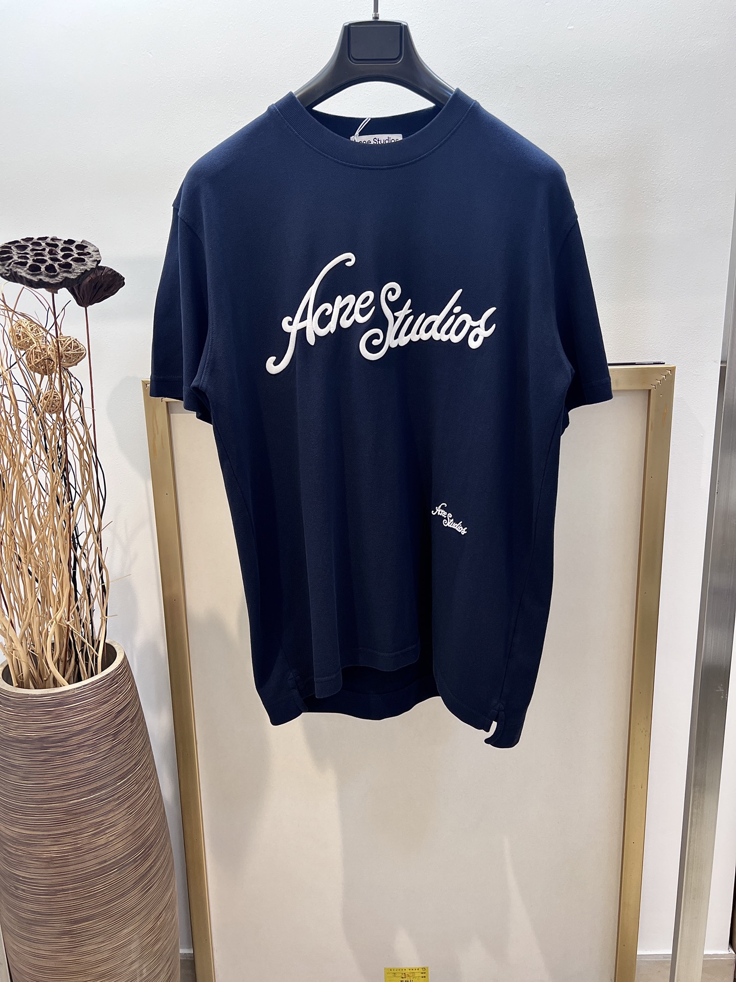 NO:855720,Sizes/m/l/xl Blue/white/washed gray 3 colors Unisex AC*E2025FW This round neck pique cotton T-shirt adopts a casual fit and unisex style. Decorated with the Ac*e Stud*os 3D embroidery logo of the season. Made of cotton fabric with a garment-washed distressed design. Casual and versatile, the upper body is very comfortable, especially suitable for people like me who like to wear comfortable clothes. In terms of art, I am absolutely at the top. Simple art has always been at the top of the European trend.  Washing method: dry clean or quick machine wash in cold water on reverse side and let dry naturally!  Avoid soaking in warm water, men's clothing, tees, t-shirts,19860909Sizes/m/l/xl 蓝/白/洗水灰3色 男女同款 AC*E2025FW 此款圆领珠地棉质 T恤采用休闲版型,中性风格.饰有当季 Ac*e Stud*os 3D 刺绣徽标.选用棉质面料制成,采用成衣洗水做旧设计.休闲百搭的一款 上身很舒适 特别适合我这种喜欢舒适穿着 论艺术绝对玩到顶尖 简约艺术始终走在欧洲潮流顶端 洗涤方式干洗或反面冷水快速机洗自然晾干！忌温热水浸泡,男装,tees，t-shirt,,Women's clothing