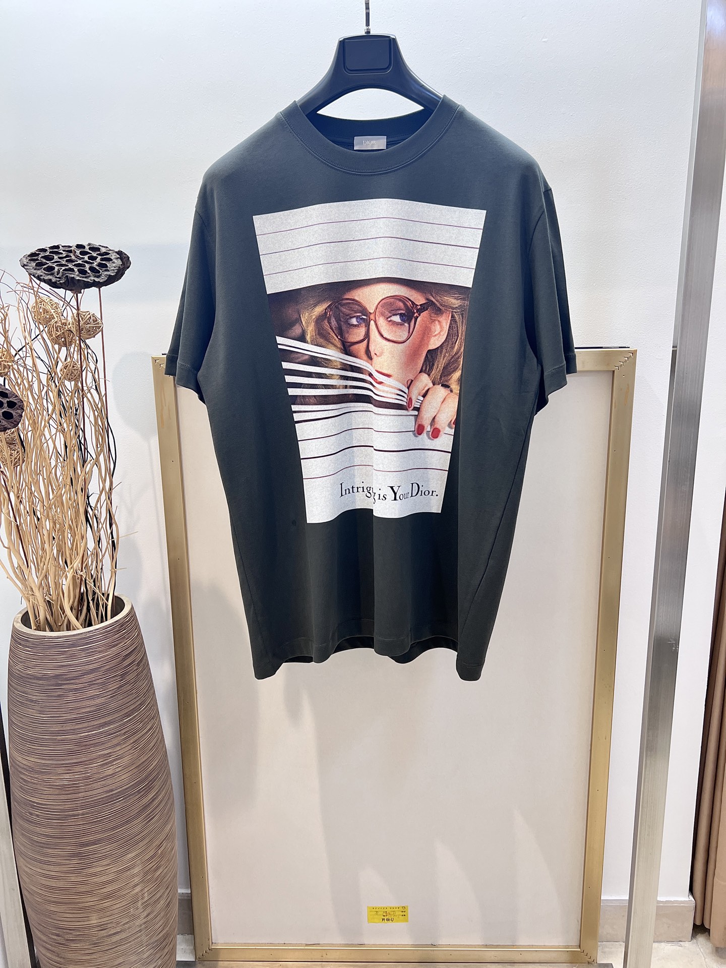 NO:744055,Sizes/m/l/xl Gray/White Unisex Dio*/Di* 2025 Pre-Fall Series This Dio* Héritage T-shirt is a new product of the 2025 autumn men's wear series, inspired by the aesthetic style of the 1980s. It is carefully made of cotton jersey fabric and decorated with a print on the chest. It can be layered with a striped sweater to create a sophisticated fashion look. Washing method Dry clean or wrap it inside a laundry bag for quick cold water machine wash!  ,Dior-clothing,dior,dior,19860909Sizes/m/l/xl 灰/白两色 男女同款  Dio*/迪*2025早秋系列这款 Dio* Héritage T 恤是二零二五秋季男装系列新品,灵感源自 1980 年代的美学风格.采用棉质平纹针织面料精心制作,胸前饰以印花.可搭配条纹针织衫叠穿,打造精致的时尚造型. 洗涤方式干洗或反面包裹洗衣袋冷水快速机洗！,迪奥-服装,dior,dior,,Women's clothing