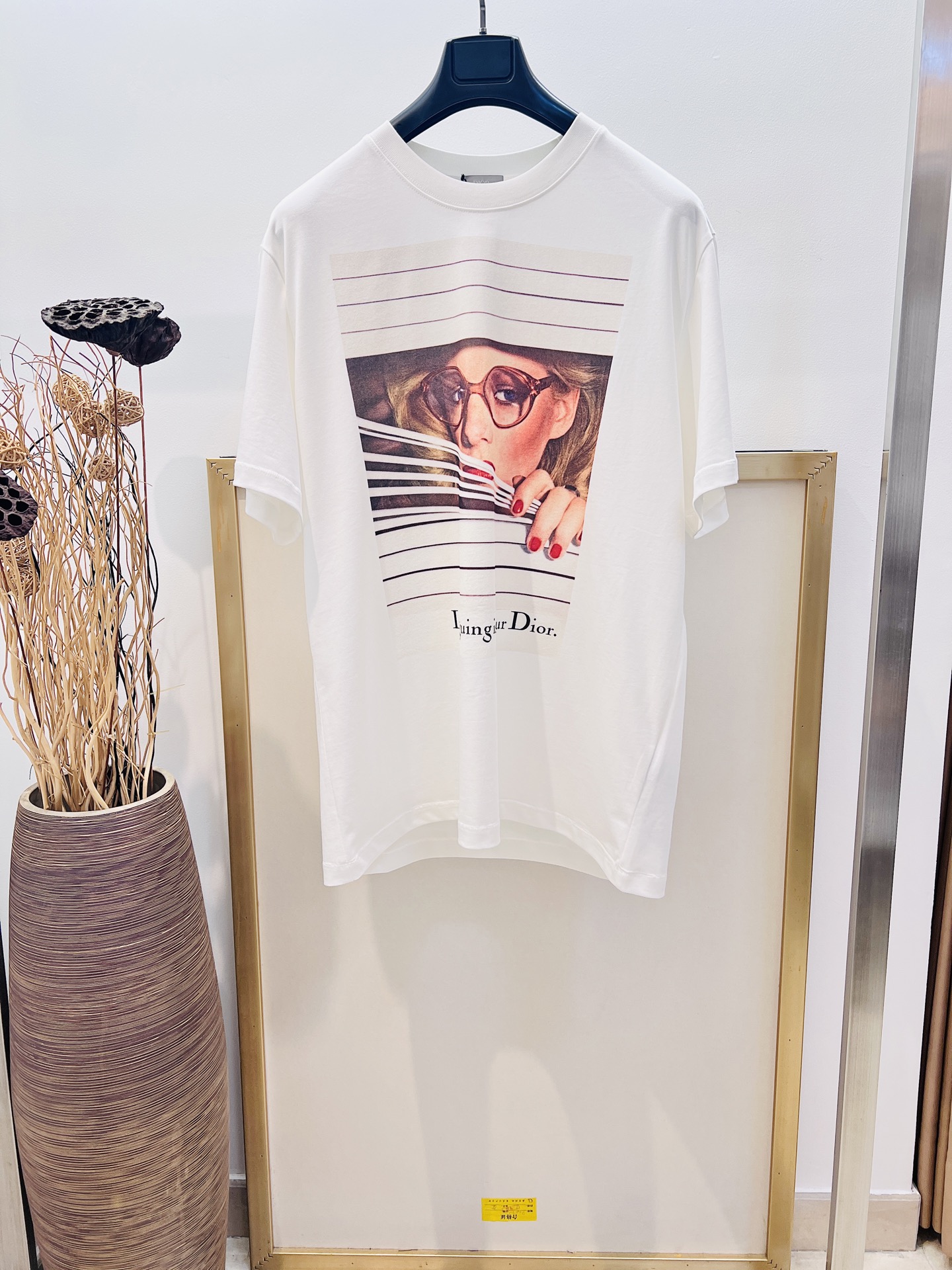 NO:744060,Sizes/m/l/xl Black/White Unisex Dio*/Di* 2025 Pre-Fall Series This Dio* Héritage T-shirt is a new product of the 2025 autumn men's wear series, inspired by the aesthetic style of the 1980s. It is carefully made of cotton jersey fabric and decorated with a print on the chest. It can be layered with a striped sweater to create a sophisticated fashion look. Washing method Dry clean or wrap it inside a laundry bag for quick cold water machine wash!  ,Dior-clothing,dior,dior,19860909Sizes/m/l/xl 黑/白两色 男女同款  Dio*/迪*2025早秋系列这款 Dio* Héritage T 恤是二零二五秋季男装系列新品,灵感源自 1980 年代的美学风格.采用棉质平纹针织面料精心制作,胸前饰以印花.可搭配条纹针织衫叠穿,打造精致的时尚造型. 洗涤方式干洗或反面包裹洗衣袋冷水快速机洗！,迪奥-服装,dior,dior,,Women's clothing