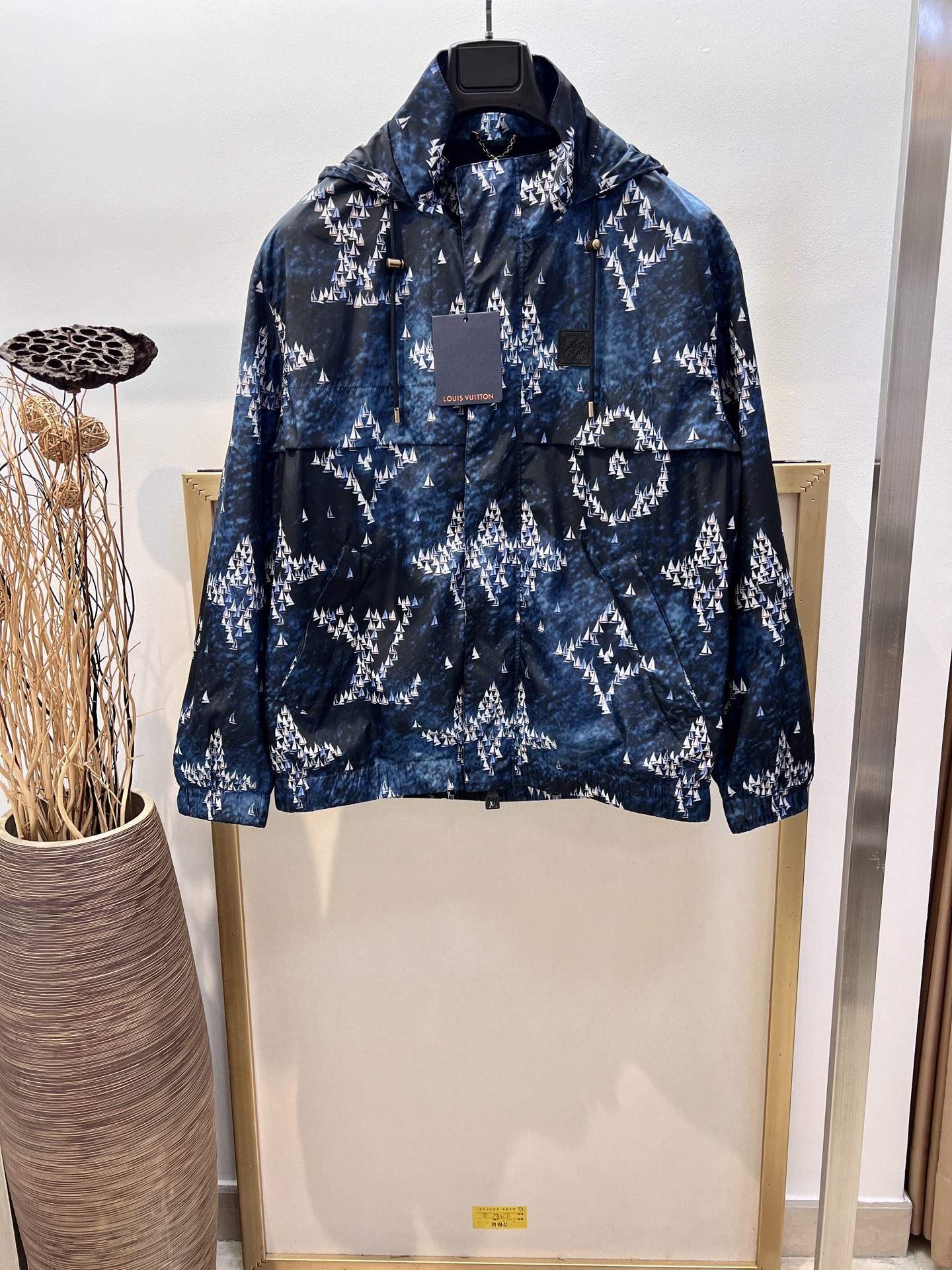 NO:637158,Size 46/48/50/52, same style for men and women, 1V Louis Vuitton. This windproof jacket is made of lightweight technical fabrics, with Monogram Regatta pattern depicting the scene of a fleet of pocket ships sailing on the blue water. Marque L.Vuitton Déposée rubber patch embellishes the chest, and the adjustable hood can be easily stowed away at the collar.  When it comes to hardware accessories, it is recommended to dry clean or wrap them in a laundry bag with cold water for quick machine washing. Louis Vuitton-clothing, louis vuitton, jackets & coats, hats, alexander wang19860909Size46/48/50/52码 男女同款 1V 路易家 本款防风夹克取材轻盈科技面料,以 Monogram Regatta 图案描摹袖珍船队于蔚蓝水面扬帆起航的情景.Marque L.Vuitton Déposée 橡胶贴饰点缀胸前,可调节风帽方便收入衣领. 涉及五金配件建议干洗或反面洗衣袋包裹冷水快速机洗,路易威登-服装,louis vuitton,jackets & coats,hats,alexander wang,Women's clothing