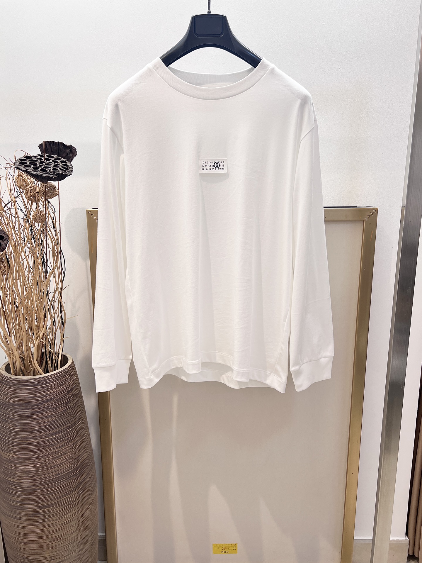 NO:722477,Sizes/m/l/xl black and white, same style for men and women, Mai*on Marg*ela/马*拉 2025FW classic mm6 label, long-staple cotton, cold shirt/long-sleeved T-shirt, the upper body is very comfortable, especially suitable for people like me who like to wear comfortably # versatile style #马*拉# looming like being in the backstage of a big show ~ When it comes to digital art, MM6 is definitely at the top. Simple digital art has always been at the top of the European trend. Washing method: Dry clean or fast machine wash in cold water on the reverse side and dry naturally!  Avoid soaking in warm water, men’s and women’s clothing, masion margiela, tees, t-shirts,19860909Sizes/m/l/xl黑白两色 男女同款 Mai*on Marg*ela/马*拉2025FW经典mm6标签长绒棉质 冷衫/长袖T恤上身很舒适 特别适合我这种喜欢舒适穿着 #百搭款 #马*拉＃若隐若现仿佛置身大秀后场~论数字艺术MM6绝对玩到顶尖 简约数字艺术始终走在欧洲潮流顶端 洗涤方式干洗或反面冷水快速机洗自然晾干！忌温热水浸泡,男装女装,masion margiela,tees，t-shirt,,Women's clothing