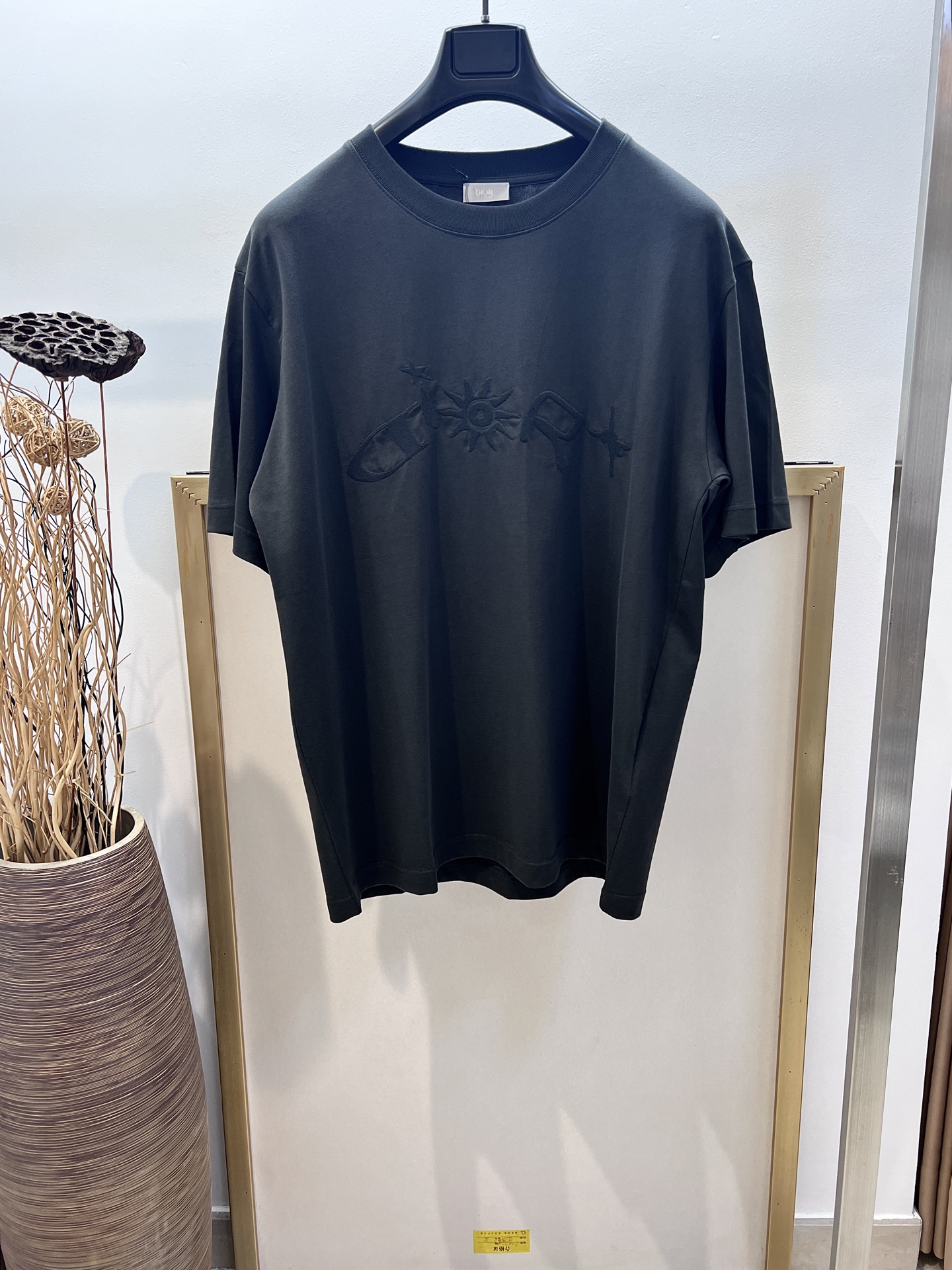NO:828155,Sizes/m/l/xl Black and gray/white Unisex Dio*/Di* 2025 early autumn series This T-shirt is a new product of the 2025 autumn men's wear series, from the DIO* AND LEWIS HAMILTON limited series. It is carefully made of white cotton jersey fabric, decorated with joint series embroidery on the front, reinterpreting the Dio* logo in a graphic style. It highlights the sporty silhouette and can be paired with jeans or sports trousers.  Washing method Dry clean or wrap inside laundry bag for quick machine wash in cold water!  ,Dior-clothing,dior,dior,jeans,19860909Sizes/m/l/xl 黑灰/白两色 男女同款 Dio*/迪*2025早秋系列这款 T 恤是二零二五秋季男装系列新品,来自 DIO* AND LEWIS HAMILTON 限定系列.采用白色棉质平纹针织面料精心制作,正面饰以联名系列刺绣,以图形风格重新诠释 Dio* 标志.突显运动风格廓形,可搭配牛仔裤或运动长裤. 洗涤方式干洗或反面包裹洗衣袋冷水快速机洗！,迪奥-服装,dior,dior,jeans,,Women's clothing
