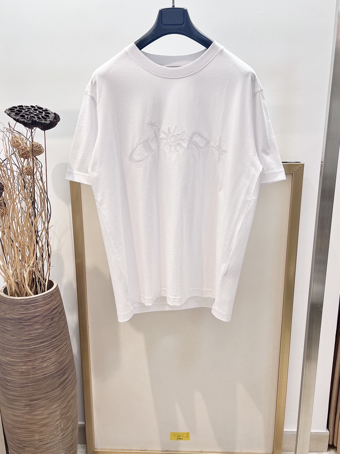 NO:744051,Sizes/m/l/xl Black and gray/white Unisex Dio*/Di* 2025 early autumn series This T-shirt is a new product of the 2025 autumn men's wear series, from the DIO* AND LEWIS HAMILTON limited series. It is carefully made of white cotton jersey fabric, decorated with joint series embroidery on the front, reinterpreting the Dio* logo in a graphic style. It highlights the sporty silhouette and can be paired with jeans or sports trousers.  Washing method Dry clean or wrap inside laundry bag for quick machine wash in cold water!  ,Dior-clothing,dior,dior,jeans,19860909Sizes/m/l/xl 黑灰/白两色 男女同款 Dio*/迪*2025早秋系列这款 T 恤是二零二五秋季男装系列新品,来自 DIO* AND LEWIS HAMILTON 限定系列.采用白色棉质平纹针织面料精心制作,正面饰以联名系列刺绣,以图形风格重新诠释 Dio* 标志.突显运动风格廓形,可搭配牛仔裤或运动长裤. 洗涤方式干洗或反面包裹洗衣袋冷水快速机洗！,迪奥-服装,dior,dior,jeans,,Women's clothing