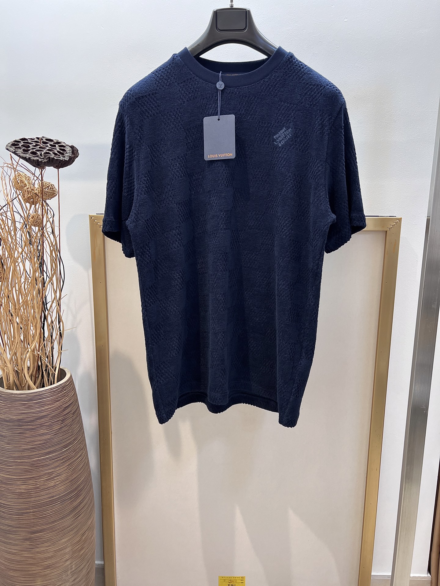 NO:828182,Size 46/48/50/52 Unisex 1V Louis Vuitton This cotton mixed half-sleeve T-shirt is made of soft terry cloth, and the full-length Damier pattern with delicate texture is dipped in deep tones. The Marque 1.Vuitton Déposée logo is embroidered on the left side, which can be used with the same style of T-shorts to brighten up the leisure time during holidays. For washing methods involving hardware accessories, please wrap the back in the laundry bag for quick machine washing in cold water or dry cleaning and medium temperature ironing!  !  ,Louis Vuitton-clothing,louis vuitton,shorts,tees,t-shirt,19860909Size 46/48/50/52男女同款 1V路易家 本款棉质混半袖T恤取材柔软毛圈布,为肌理细腻的全幅 Damier 图案浸染深邃色调.左侧刺绣 Marque 1.Vuitton Déposée 标识,可与同款 T短裤共同点亮假日悠闲时光. 洗涤方式涉及五金配件请反面包裹洗衣袋冷水快速机洗或干洗中温熨烫！！,路易威登-服装,louis vuitton,shorts,tees，t-shirt,,Women's clothing