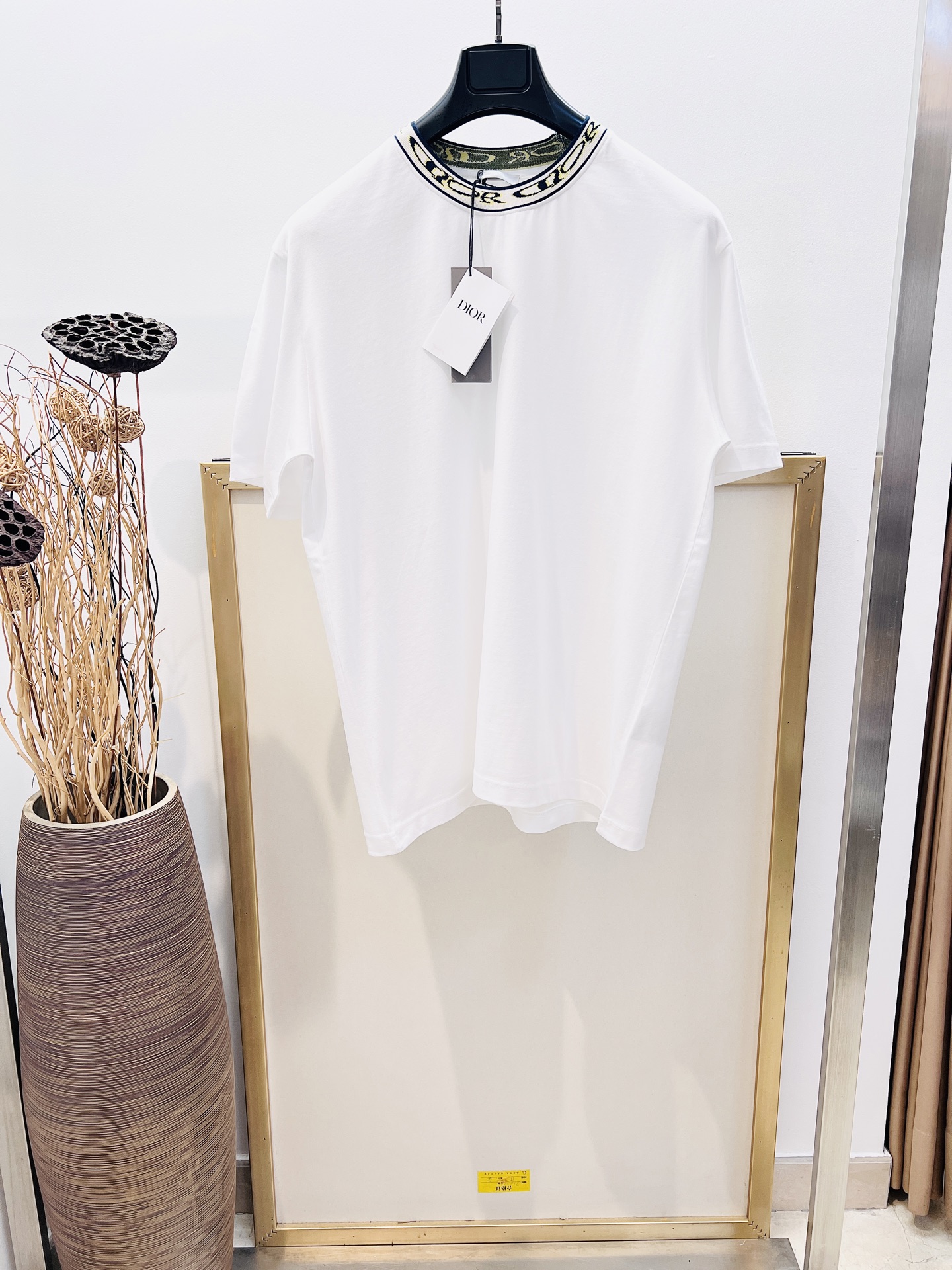 NO:744046,Sizes/m/l/xl Unisex Dio*/Di*2025FW This T-shirt is a new product of the 2025 autumn men's wear series, from the DIO* AND LEWIS HAMILTON limited series. It is carefully made of white cotton jersey fabric, and the ribbed neckline is decorated with the co-branded series logo, reinterpreting the Dio* logo in a graphic style. Washing method: Dry clean or wrap it inside a laundry bag for quick machine wash in cold water!  ,Dior-clothing,dior,dior,19860909Sizes/m/l/xl男女同款 Dio*/迪*2025FW 这款 T 恤是二零二五秋季男装系列新品,来自 DIO* AND LEWIS HAMILTON 限定系列.采用白色棉质平纹针织面料精心制作,罗纹领口饰以联名系列标志,以图形风格重新诠释 Dio* 标志 洗涤方式干洗或反面包裹洗衣袋冷水快速机洗！,迪奥-服装,dior,dior,,Women's clothing