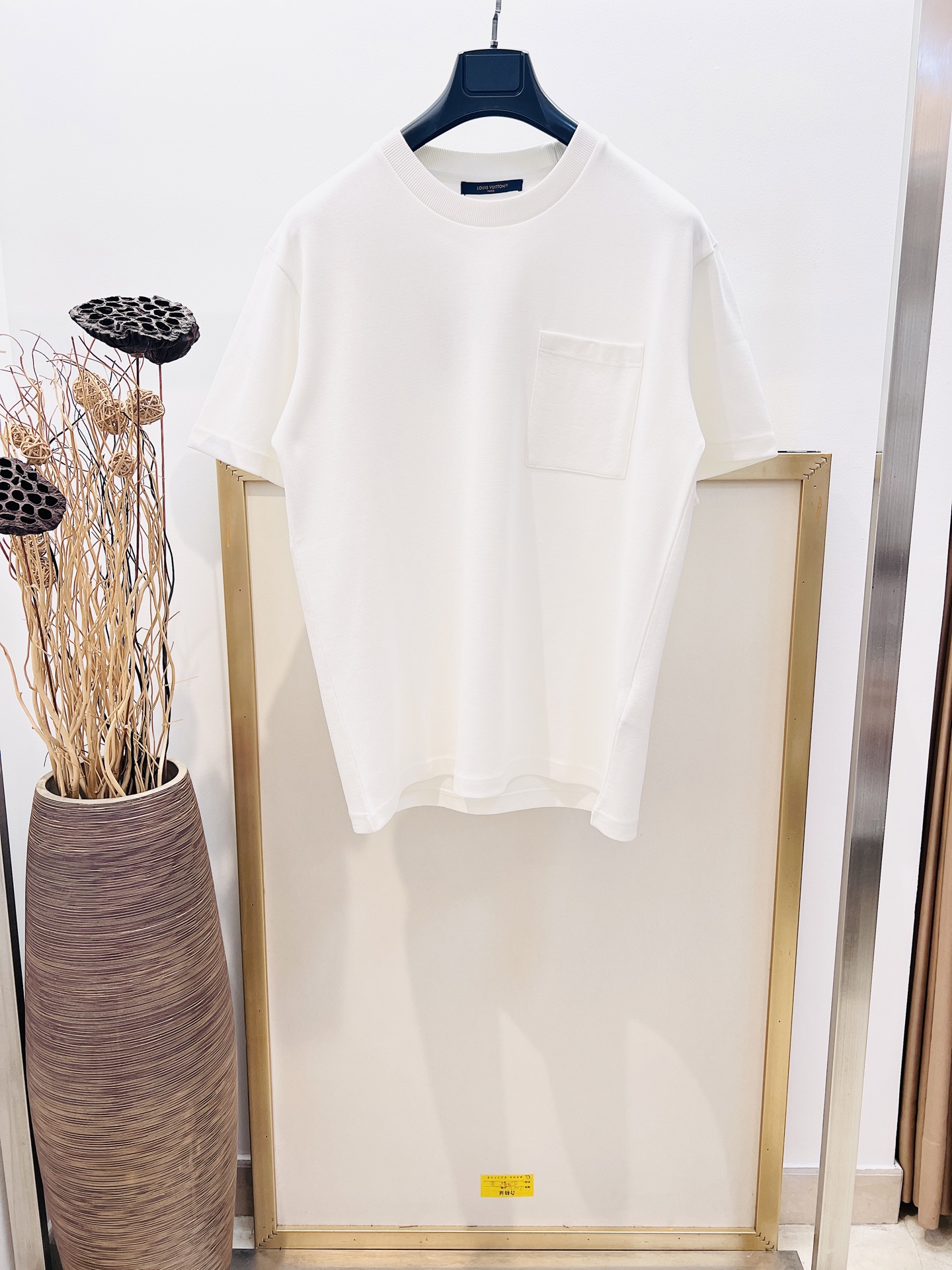 NO:755632,Size 46/48/50/52 Black/White Unisex 1V Louis Vuitton This exquisite T-shirt is made from breathable cotton pique jacquard, with a tonal Monogram jacquard embossed pattern on the back and a patch pocket on the front. The unique texture of the T-shirt features a soft ribbed collar and a tonal Monogram embroidered jacquard pattern on the back. The patch pockets are embellished with a Monogram jacquard pattern.  For washing methods, please wrap the laundry bag inside out and machine wash quickly in cold water or dry clean and iron at medium heat!  !  ,Louis Vuitton-clothing,louis vuitton,tees,t-shirt,19860909Size 46/48/50/52黑/白两色 男女同款  1V路易家 这款精致T恤采用透气的棉质珠地提花裁制,背部同色调Monogram提花压花图案,襟前则饰以贴袋.富有独特质感的T恤配有柔软的罗纹衣领,背面缀有同色调 Monogram 刺绣提花图案贴袋缀有 Monogram提花图案 洗涤方式请反面包裹洗衣袋冷水快速机洗或干洗中温熨烫！！,路易威登-服装,louis vuitton,tees，t-shirt,,Women's clothing