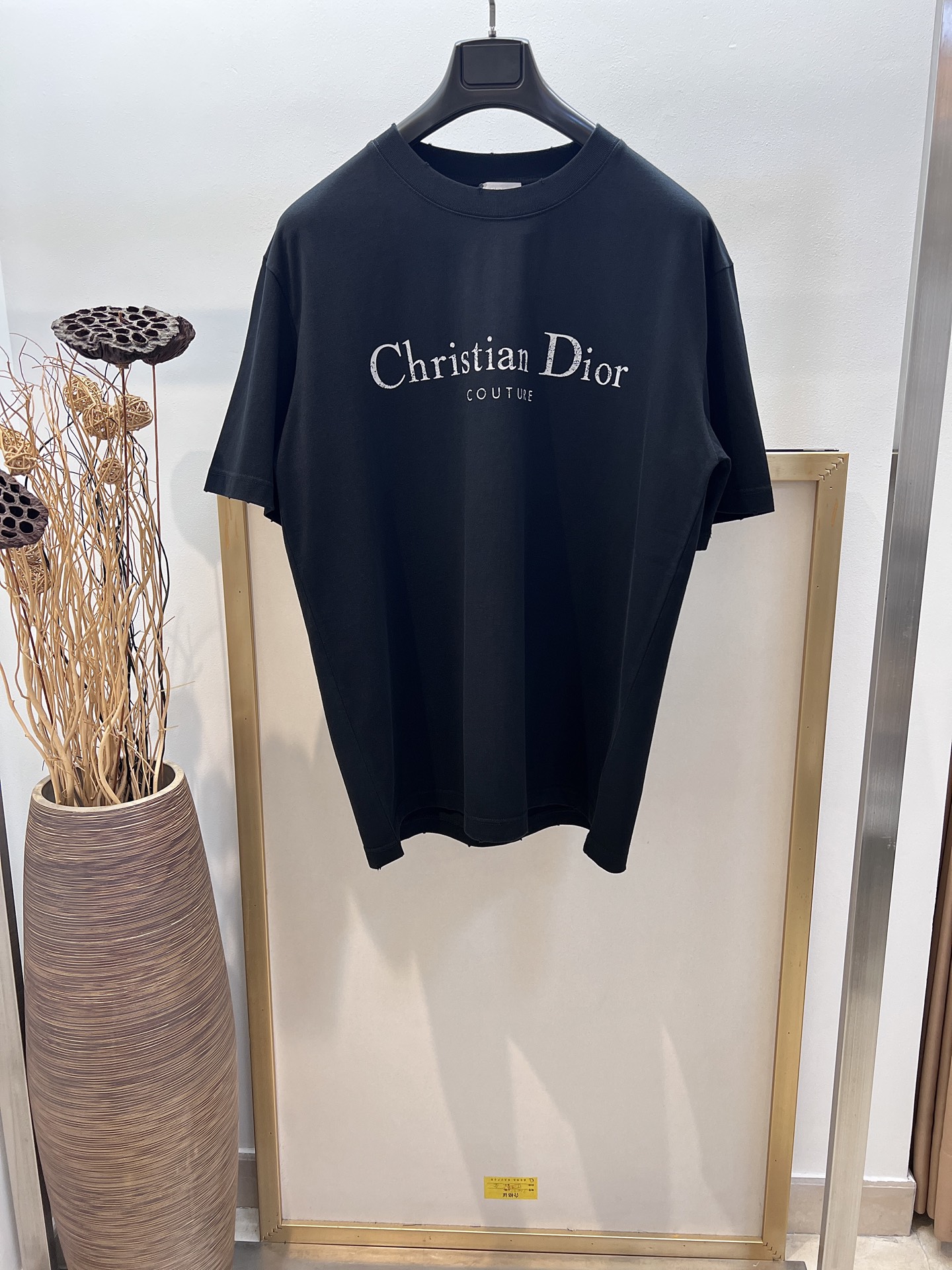 NO:744079,Sizes/m/l/xl Black/White/Wash Gray 3 Colors Unisex Dio*/Di*2025FW This Christian Dio* Couture T-shirt is a new product of the 2025 autumn men's wear series, adding a fashionable temperament to the classic wardrobe items. It is carefully made of cotton jersey fabric with a distressed effect, and is decorated with a Christian Dio* Couture logo print on the chest to enhance the style. It can be paired with jeans or shorts to create a casual look. Ready-to-wear wash damage  Washing method Dry clean or wrap inside laundry bag for quick machine wash in cold water!  ,Dior-clothing,dior,dior,shorts,jeans,19860909Sizes/m/l/xl 黑/白/洗水灰3色 男女同款  Dio*/迪*2025FW 这款 Christian Dio* Couture T 恤是二零二五秋季男装系列新品,为衣橱的经典单品增添时尚气质.采用仿旧效果棉质平纹针织面料精心制作,胸前饰以 Christian Dio* Couture 标志印花提升格调.可与牛仔裤或短裤搭配,打造休闲造型.成衣洗水破坏 洗涤方式干洗或反面包裹洗衣袋冷水快速机洗！,迪奥-服装,dior,dior,shorts,jeans,,Women's clothing