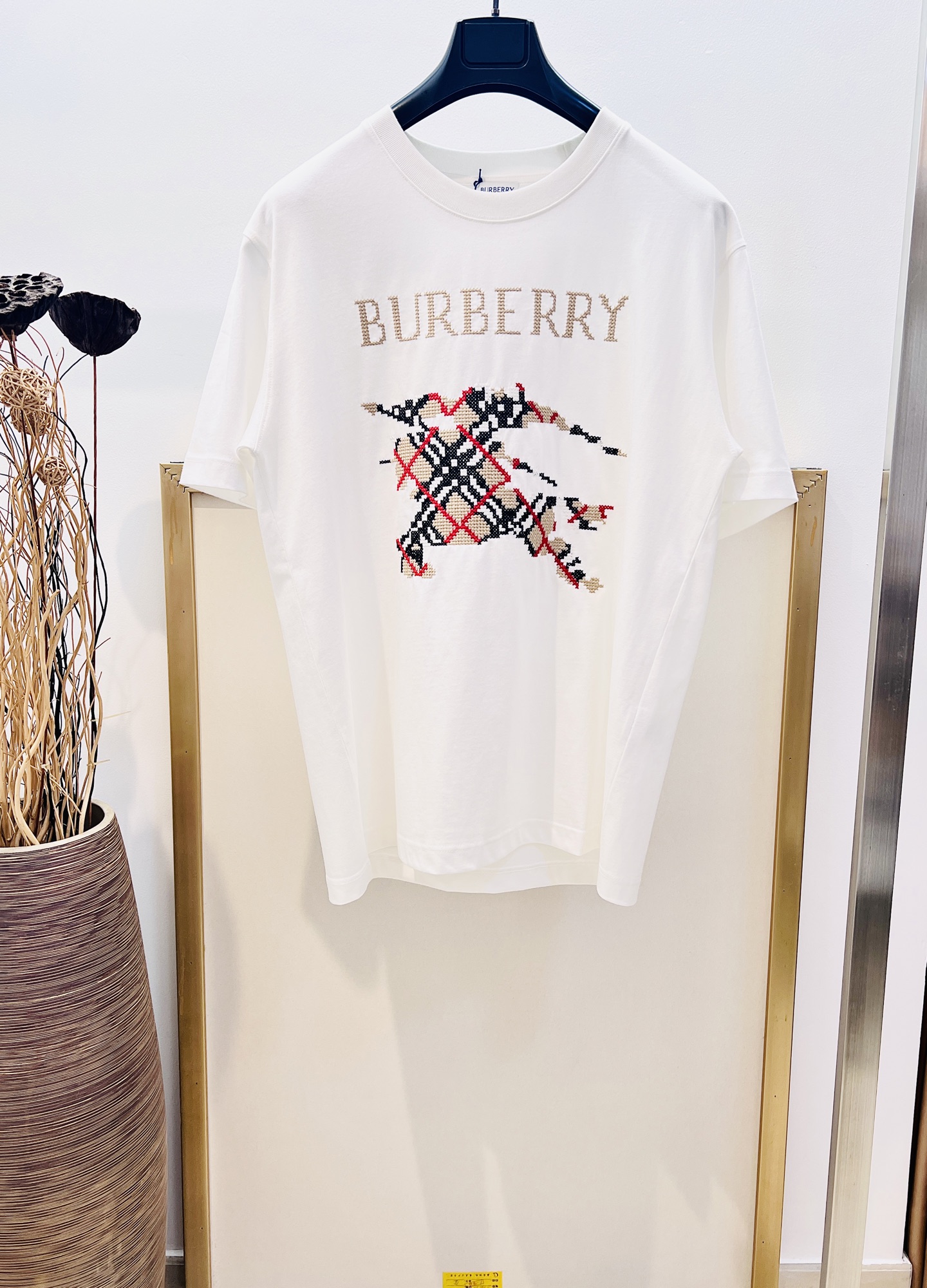 NO:863361,Clearance sale. No returns, no exchanges, no free shipping. Sizes/m/l/xl, black/white, same size for men and women. BBR/Burber*y cross-stitch equestrian rider logo cotton T-shirt. Made of plain woven cotton fabric. It presents a casual fit, decorated with the brand logo created by cross-stitch craftsmanship and the Burber*y plaid equestrian rider logo. For washing, it is recommended to wrap it inside a laundry bag with cold water for quick machine washing or dry cleaning!  Avoid soaking in warm water/rubbing with hands, special price, no return, no exchange, no free shipping, burberry,19860909清仓特价.不退不换 不包邮 Sizes/m/l/xl 黑/白两色 男女同款 BBR/博*利十字绣马术骑士徽标棉质 T 恤衫 选用平织棉面料制成.呈现休闲版型,装饰十字绣工艺打造的品牌徽标和 Burber*y 格纹马术骑士徽标 洗涤方式建议反面包裹洗衣袋冷水快速机洗或干洗！忌温热水浸泡/手搓,特价 不退不换不包邮,burberry,,Women's clothing