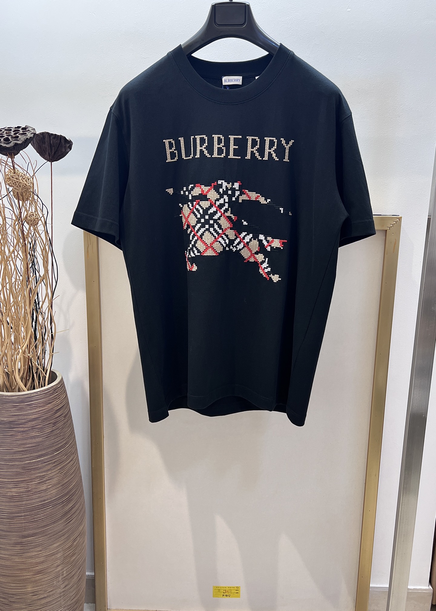 NO:863372,Clearance sale. No returns or exchanges. No free shipping. Sizes/m/l/xl. Black/white. Same style for men and women. BBR/Burbe*ry cross-stitch equestrian knight logo cotton T-shirt. Made of plain woven cotton fabric. It presents a casual fit and is decorated with the brand logo created by cross-stitch craftsmanship and the Burbe*ry plaid equestrian knight logo. For washing, it is recommended to wrap it inside a laundry bag and quickly machine wash it in cold water or dry clean!  Avoid soaking in warm water/rubbing with hands, special price, no return, no exchange, no free shipping, burberry,19860909清仓特价.不退不换 不包邮 Sizes/m/l/xl 黑/白两色 男女同款 BBR/博*利十字绣马术骑士徽标棉质 T 恤衫 选用平织棉面料制成.呈现休闲版型,装饰十字绣工艺打造的品牌徽标和 Burbe*ry 格纹马术骑士徽标 洗涤方式建议反面包裹洗衣袋冷水快速机洗或干洗！忌温热水浸泡/手搓,特价 不退不换不包邮,burberry,,Women's clothing