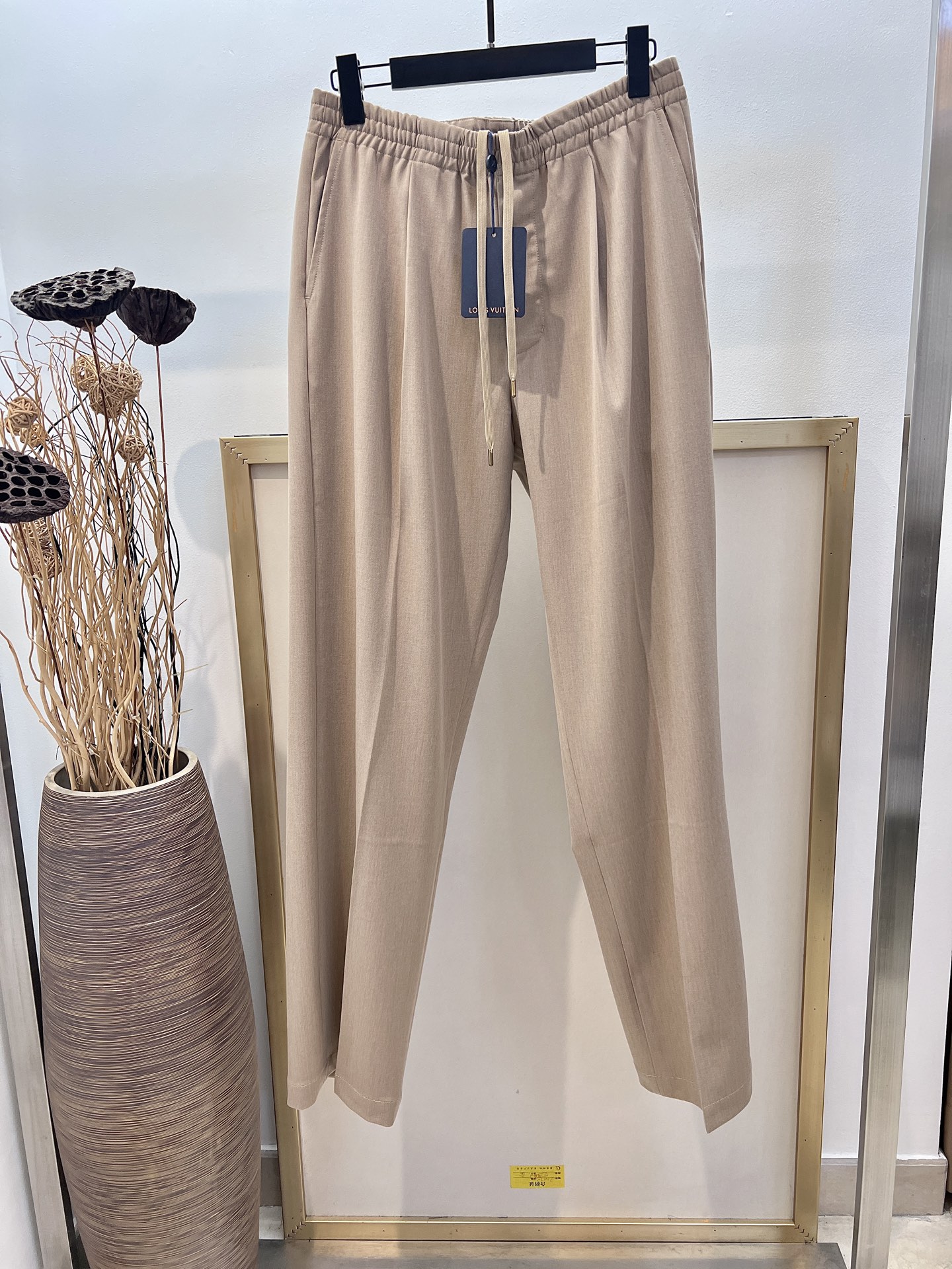 NO:720623,Size 46/48/50/52, classic black/khaki, same style for men and women. 1V Louis Vuitton 2025FW Early Autumn Series Drawstring design casual trousers are made of sheep wool, with pleats on the front to enhance the drape texture, and 1V floral logo embossed on the back pocket. Can be paired with a bomber jacket or double-breasted suit of the same style to easily create a casual or formal look. Dry clean only!  !  Iron at medium heat!  ,Louis Vuitton-clothing,louis vuitton,jackets & coats,business suit,19860909Size46/48/50/52码 经典黑色/卡其色两色 男女同款 1V 路易家 2025FW早秋系列本款抽绳设计休闲长裤取材绵羊毛,借正面褶裥烘托垂坠质感,再为后袋压印 1V花卉标识.可搭配同款飞行员夹克或双排扣西装,轻松演绎休闲或正装造型. 仅限干洗！！中温熨烫！,路易威登-服装,louis vuitton,jackets & coats,business suit,,Women's clothing