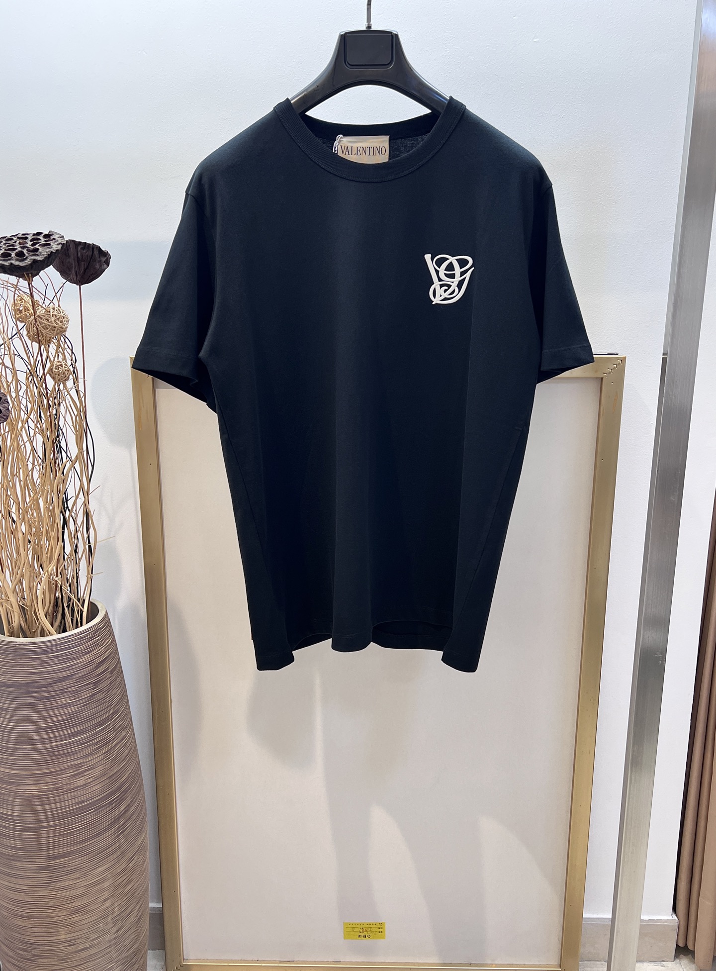 NO:777486,Sizes/m/l/xl black and white, same style for men and women VALEN*INO/Valen* slave 2025FW early autumn series VG three-dimensional embroidered cotton T-shirt long-staple cotton with classic studded genuine leather label on the back hem, showing the trend. It is really versatile. Washing method: Wrap in a laundry bag on the back for fast machine wash in cold water!  !  Do not soak/wash in warm water!  ,Valentino-clothing,valentino,valentino,19860909Sizes/m/l/xl黑白两色 男女同款 VALEN*INO/华伦*奴 2025FW早秋系列VG 立体刺绣棉质 T 恤长绒棉棉质配以背后下摆经典窝钉真皮皮牌尽显潮流 真真是百搭 洗涤方式反面包裹洗衣袋冷水快速机洗！！不得浸泡/温热水洗涤！,华伦天奴-服装,valentino,valentino,,Women's clothing